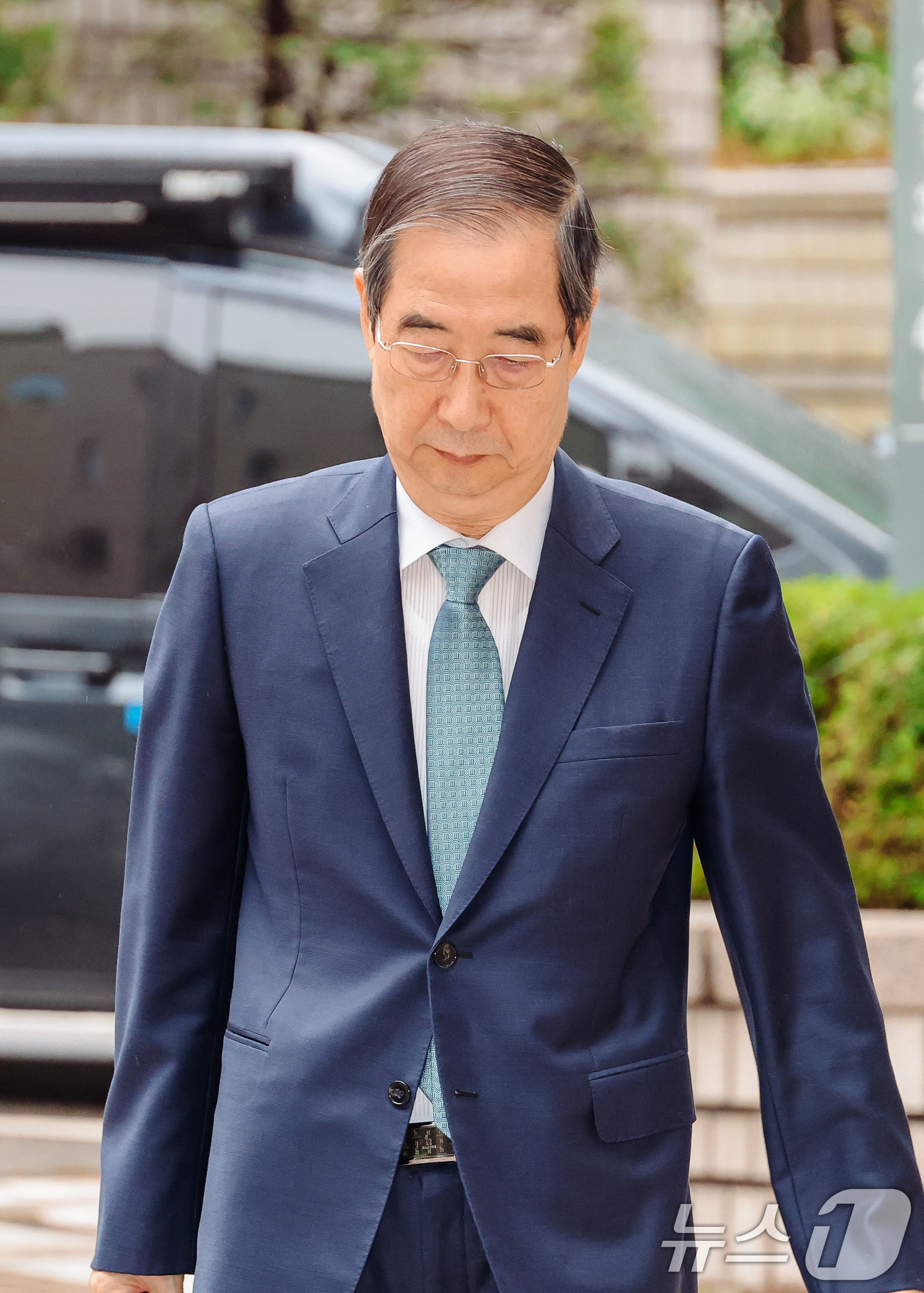 (서울=뉴스1) 구윤성 기자 = 한덕수 전 국무총리가 13일 오전 서울 서초구 서울중앙지법에서 열린 내란 우두머리 방조, 위증, 허위공문서 작성 및 행사 등 혐의 사건 재판에 출석 …