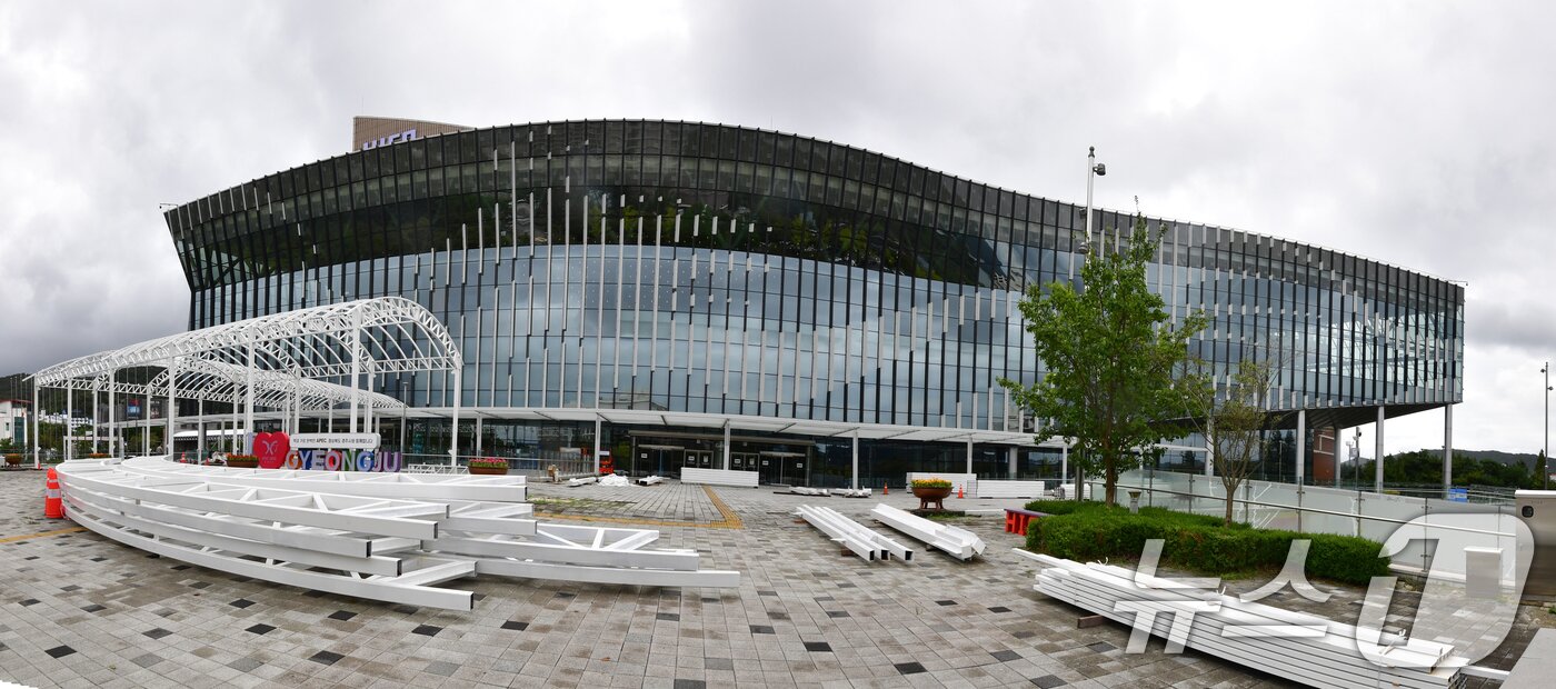 본문 이미지 - APEC 2025 정상회의장인 경북 경주시 화백컨벤션센터에서 각국 정상들의 동선을 보호할 안전시설이 설치되고 있다. 2025.10.13/뉴스1 ⓒ News1 최창호 기자