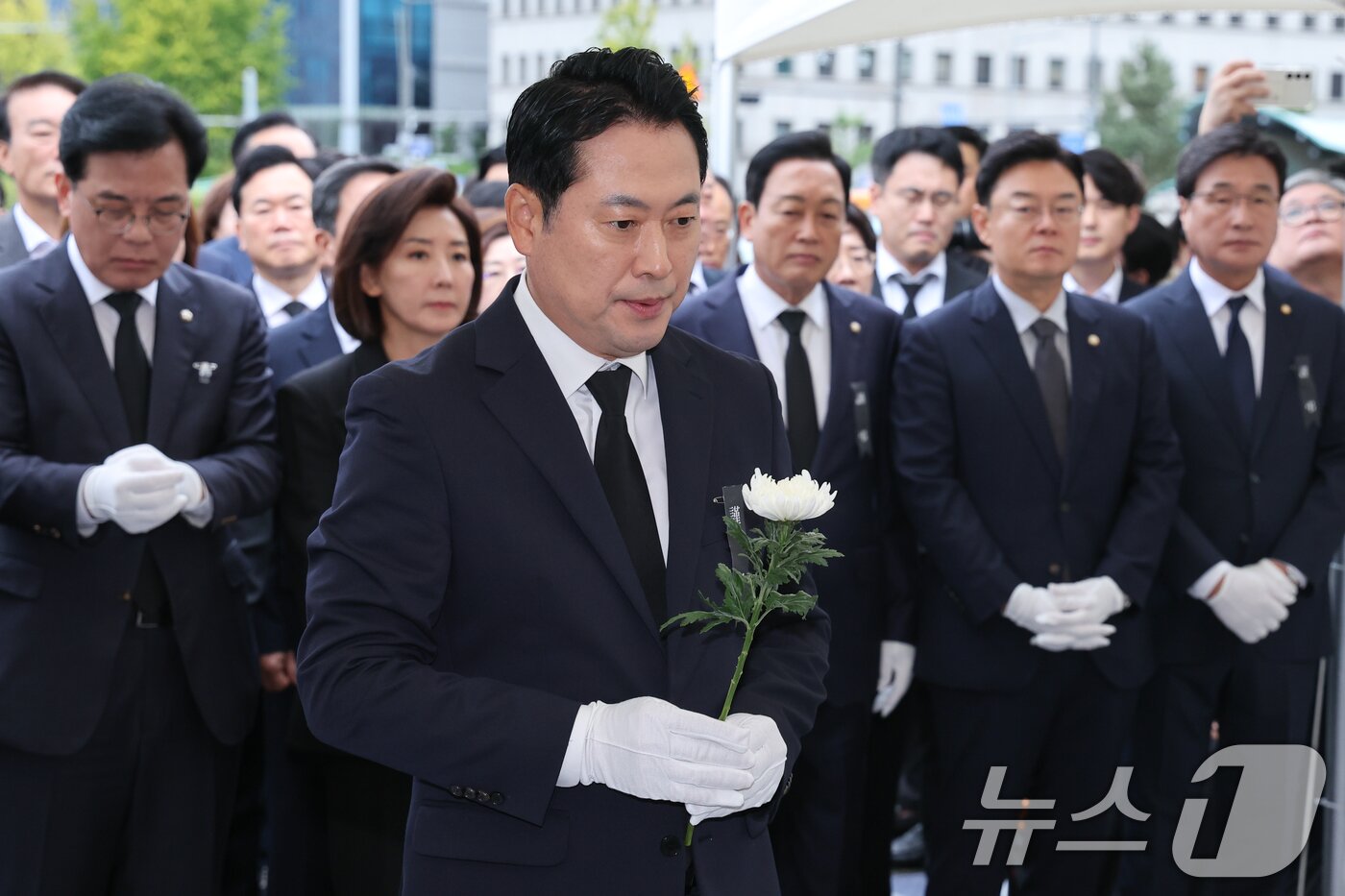 본문 이미지 - 장동혁 국민의힘 대표가 13일 서울 여의도 국회에서 김건희 특검 조사를 받던 중 숨진 양평군청 공무원 분향소를 찾아 헌화하고 있다. 2025.10.13/뉴스1 ⓒ News1 안은나 기자