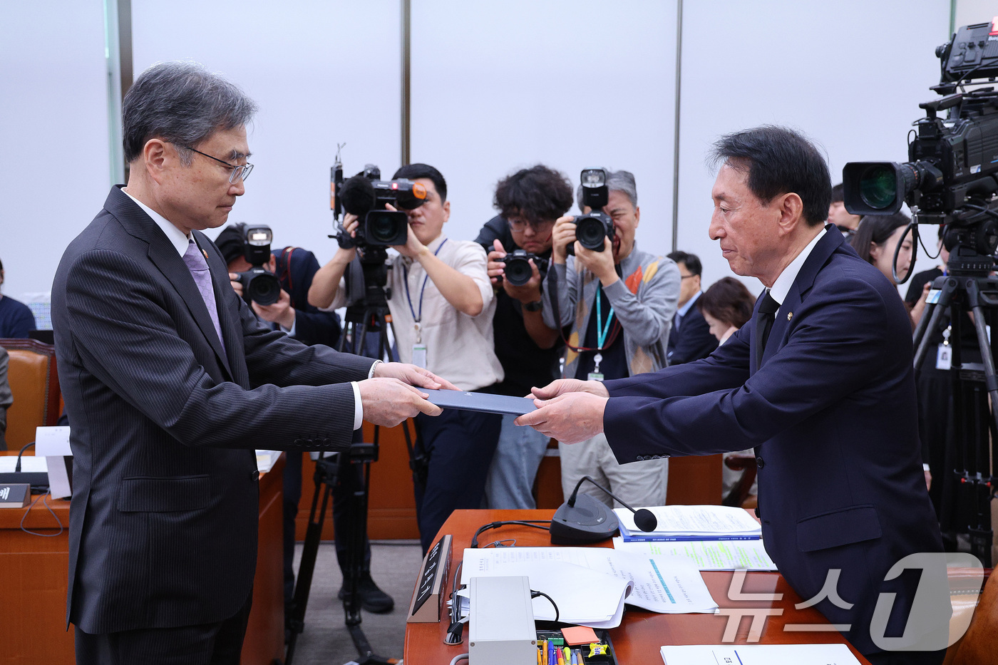 (서울=뉴스1) 신웅수 기자 = 조현 외교부 장관이 13일 서울 여의도 국회 외교통일위원회에서 열린 외교부 등에 대한 국정감사에서 증인 선서문을 김석기 위원장에게 제출하고 있다. …