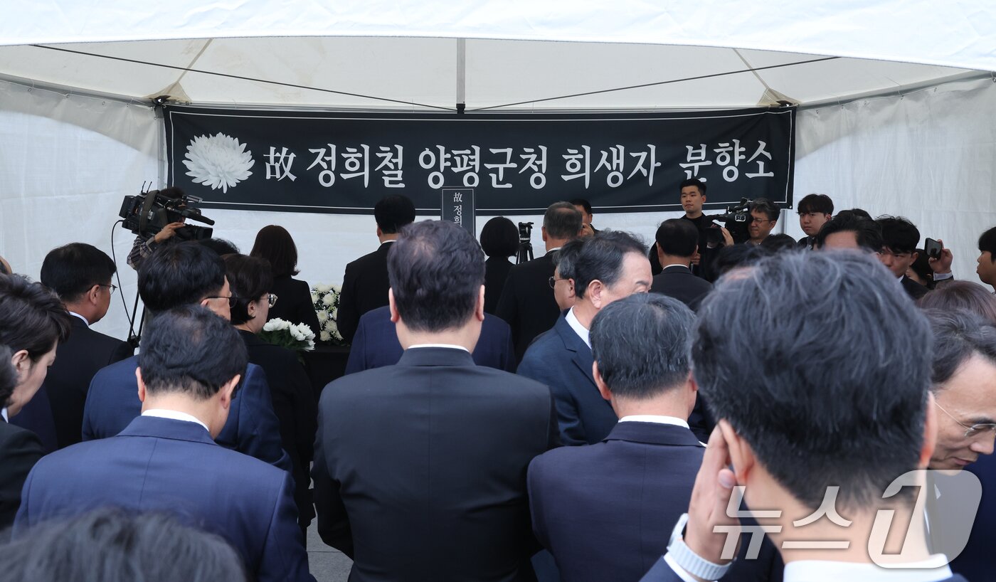 본문 이미지 - 국민의힘 의원들이 13일 서울 여의도 국회에서 의원총회를 마친 뒤 김건희 특검 조사를 받던 중 숨진 양평군청 공무원 분향소를 찾아 묵념하고 있다. 2025.10.13/뉴스1 ⓒ News1 안은나 기자