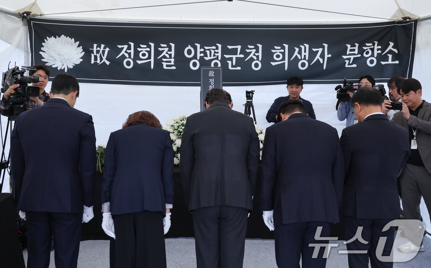 본문 이미지 - 국민의힘 의원들이 13일 서울 여의도 국회에서 의원총회를 마친 뒤 김건희 특검 조사를 받던 중 숨진 양평군청 공무원 분향소를 찾아 묵념하고 있다. 2025.10.13/뉴스1 ⓒ News1 안은나 기자