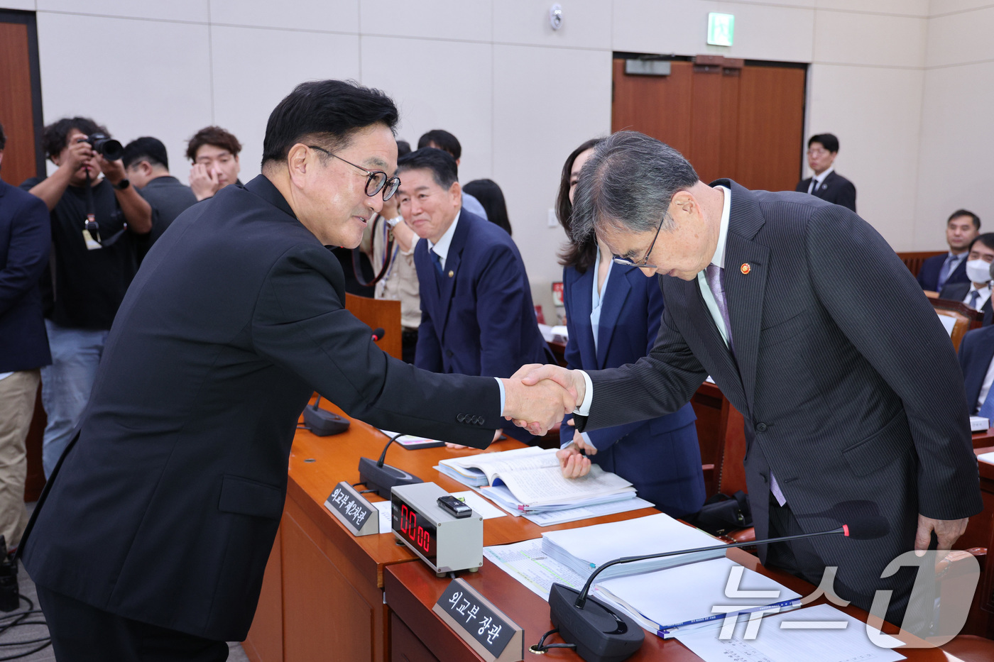 (서울=뉴스1) 신웅수 기자 = 우원식 국회의장이 13일 서울 여의도 국회 외교통일위원회에서 열린 외교부 등에 대한 국정감사에서 조현 외교부 장관과 악수하고 있다. 2025.10. …