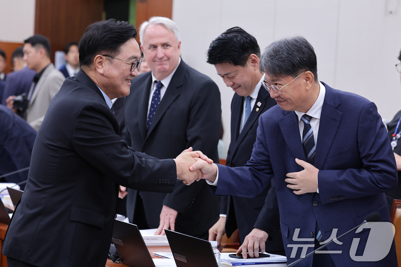 (서울=뉴스1) 신웅수 기자 = 우원식 국회의장이 13일 서울 여의도 국회 외교통일위원회에서 열린 외교부 등에 대한 국정감사장을 방문해 이춘석 무소속 의원과 인사하고 있다. 202 …