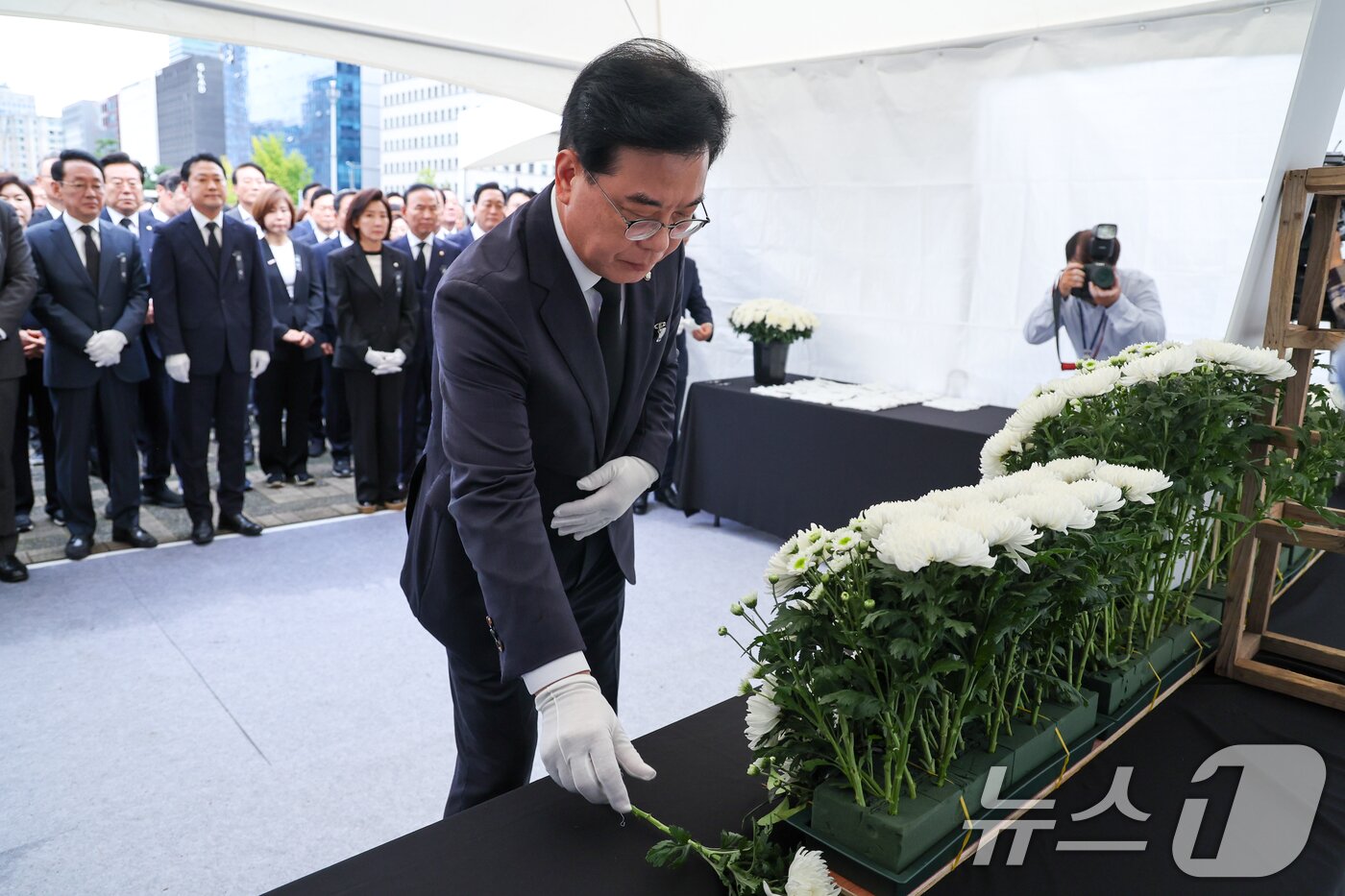 본문 이미지 - 송언석 국민의힘 원내대표가 13일 서울 여의도 국회에서 의원총회를 마친 뒤 김건희 특검 조사를 받던 중 숨진 양평군청 공무원 분향소를 찾아 헌화하고 있다. 2025.10.13/뉴스1 ⓒ News1 안은나 기자