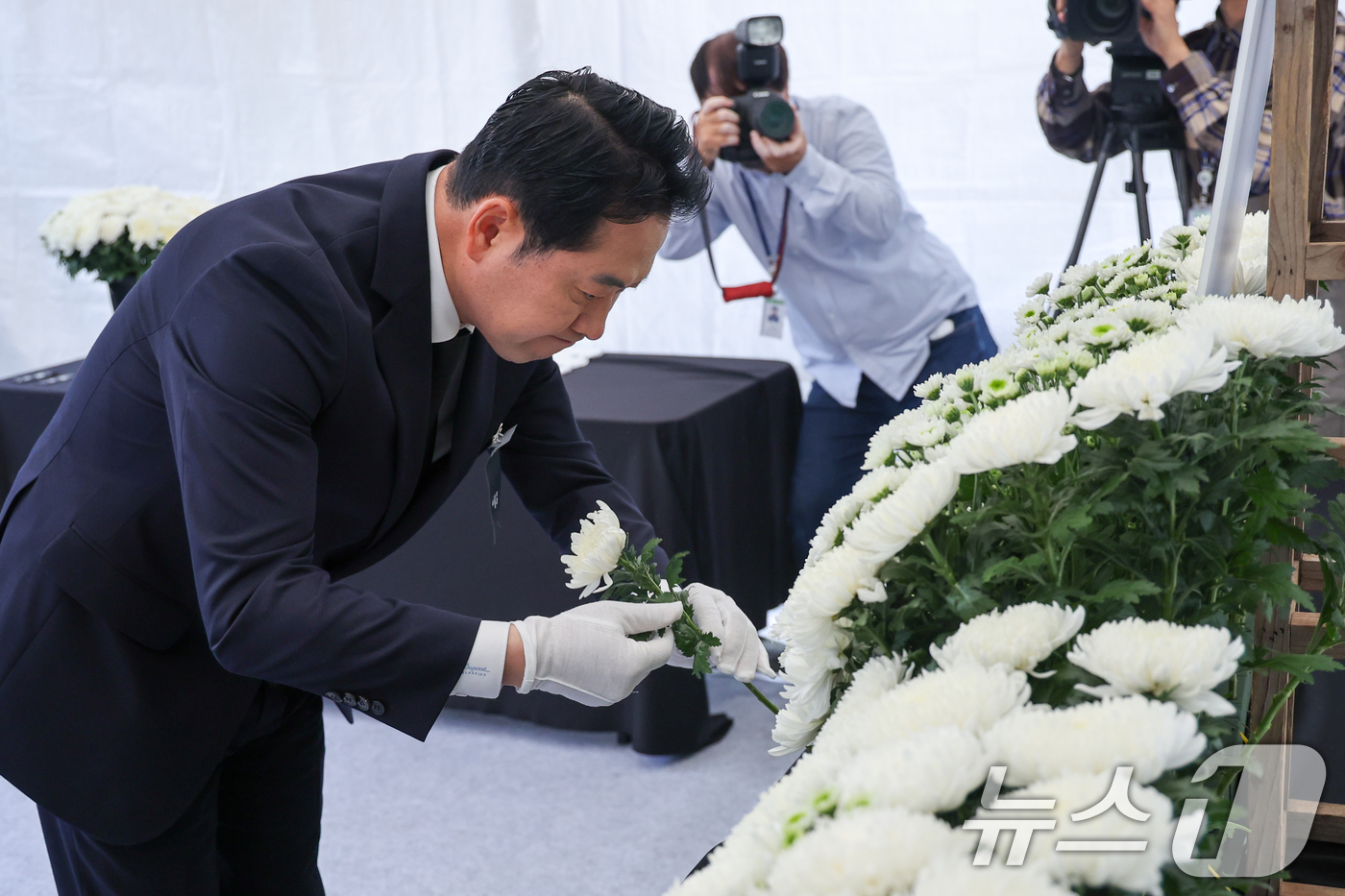 (서울=뉴스1) 안은나 기자 = 장동혁 국민의힘 대표가 13일 서울 여의도 국회에서 의원총회를 마친 뒤 김건희 특검 조사를 받던 중 숨진 양평군청 공무원 분향소를 찾아 헌화하고 있 …