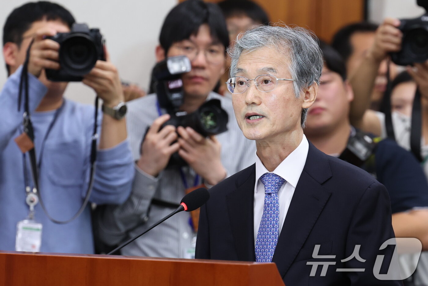 본문 이미지 - 조희대 대법원장이 13일 서울 여의도 국회에서 열린 법제사법위원회의 대법원 등에 대한 국정감사에 출석해 인사말을 하고 있다. 2025.10.13/뉴스1 ⓒ News1 유승관 기자