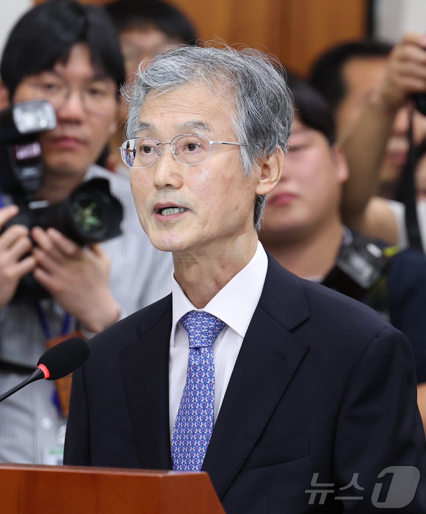 본문 이미지 - 조희대 대법원장이 13일 서울 여의도 국회에서 열린 법제사법위원회의 대법원 등에 대한 국정감사에 출석해 인사말을 하고 있다. 2025.10.13/뉴스1 ⓒ News1 유승관 기자