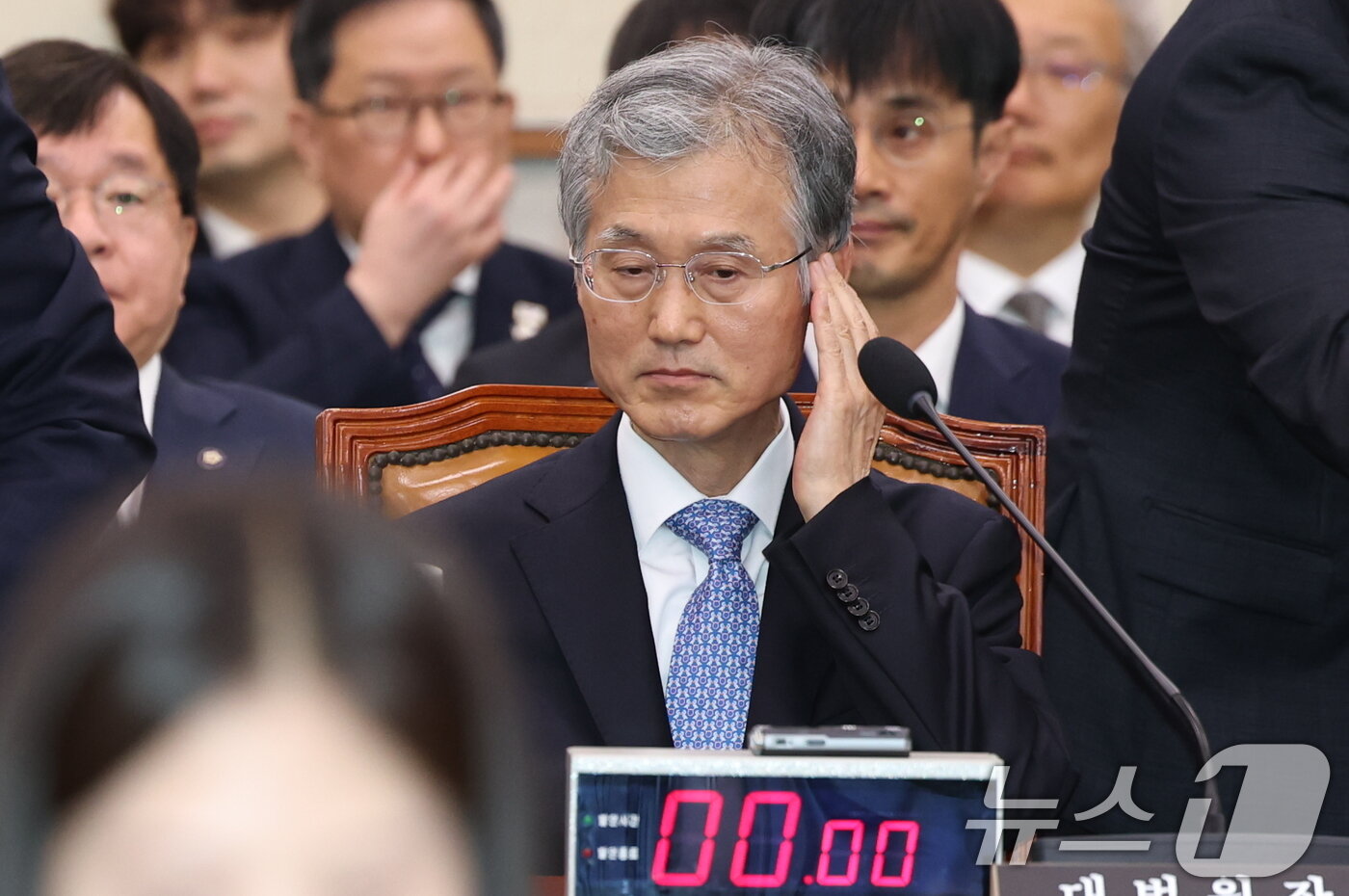 본문 이미지 - 조희대 대법원장이 13일 서울 여의도 국회에서 열린 법제사법위원회의 대법원 등에 대한 국정감사에 출석해 자리하고 있다. 2025.10.13/뉴스1 ⓒ News1 유승관 기자