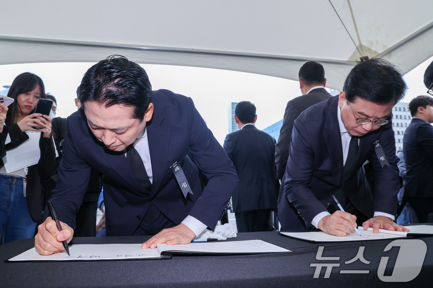 (서울=뉴스1) 안은나 기자 = 장동혁 국민의힘 대표, 송언석 원내대표가 13일 서울 여의도 국회에서 의원총회를 마친 뒤 김건희 특검 조사를 받던 중 숨진 양평군청 공무원 분향소를 …