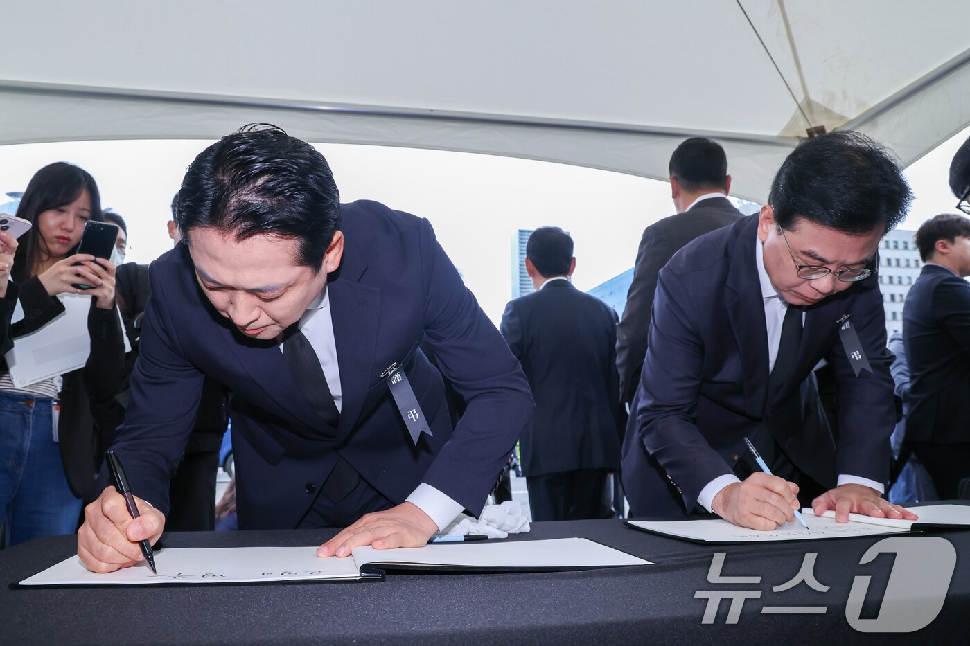 본문 이미지 - 장동혁 국민의힘 대표, 송언석 원내대표가 13일 서울 여의도 국회에서 의원총회를 마친 뒤 김건희 특검 조사를 받던 중 숨진 양평군청 공무원 분향소를 찾아 조문록을 작성하고 있다. 2025.10.13/뉴스1 ⓒ News1 안은나 기자