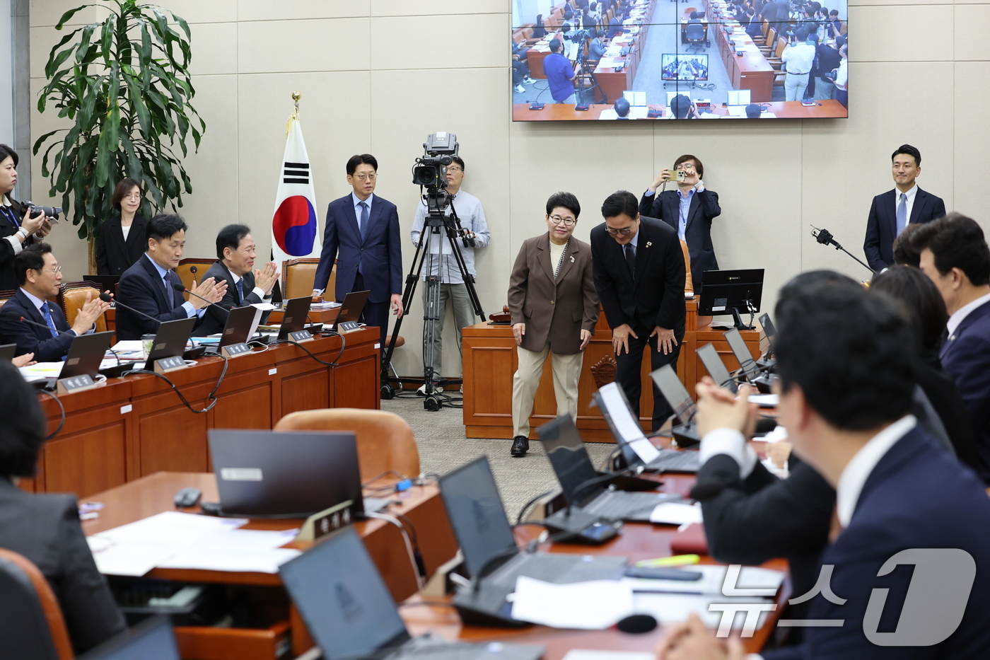 (서울=뉴스1) 이승배 기자 = 우원식 국회의장이 13일 서울 여의도 국회에서 열린 기획재정위원회 국정감사장을 찾아 인사하고 있다. 2025.10.13/뉴스1