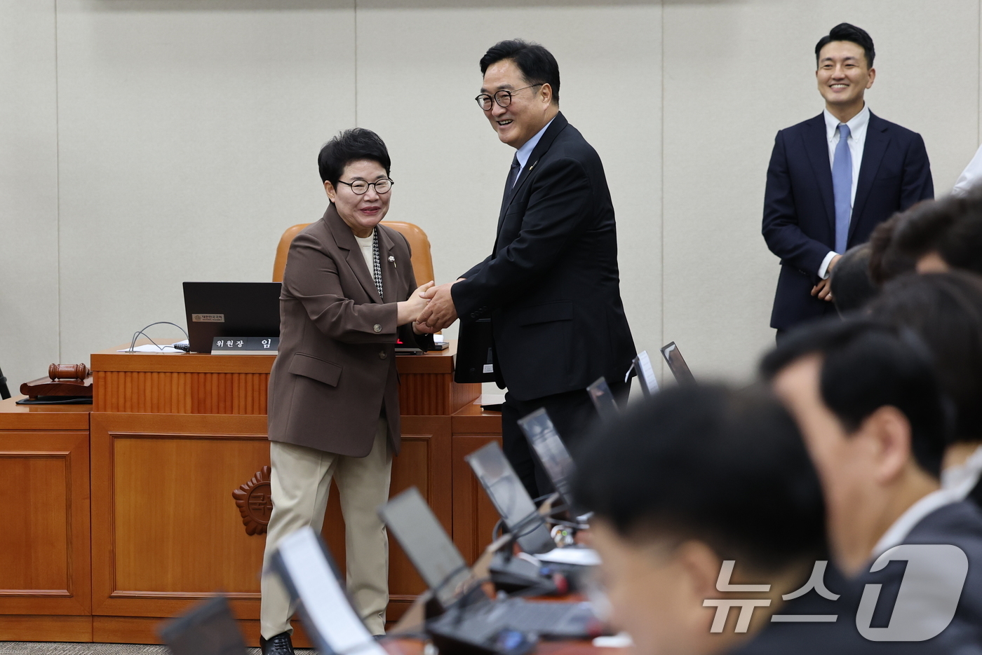 (서울=뉴스1) 이승배 기자 = 우원식 국회의장이 13일 서울 여의도 국회에서 열린 기획재정위원회 국정감사장을 찾아 임이자 위원장과 인사하고 있다.  2025.10.13/뉴스1