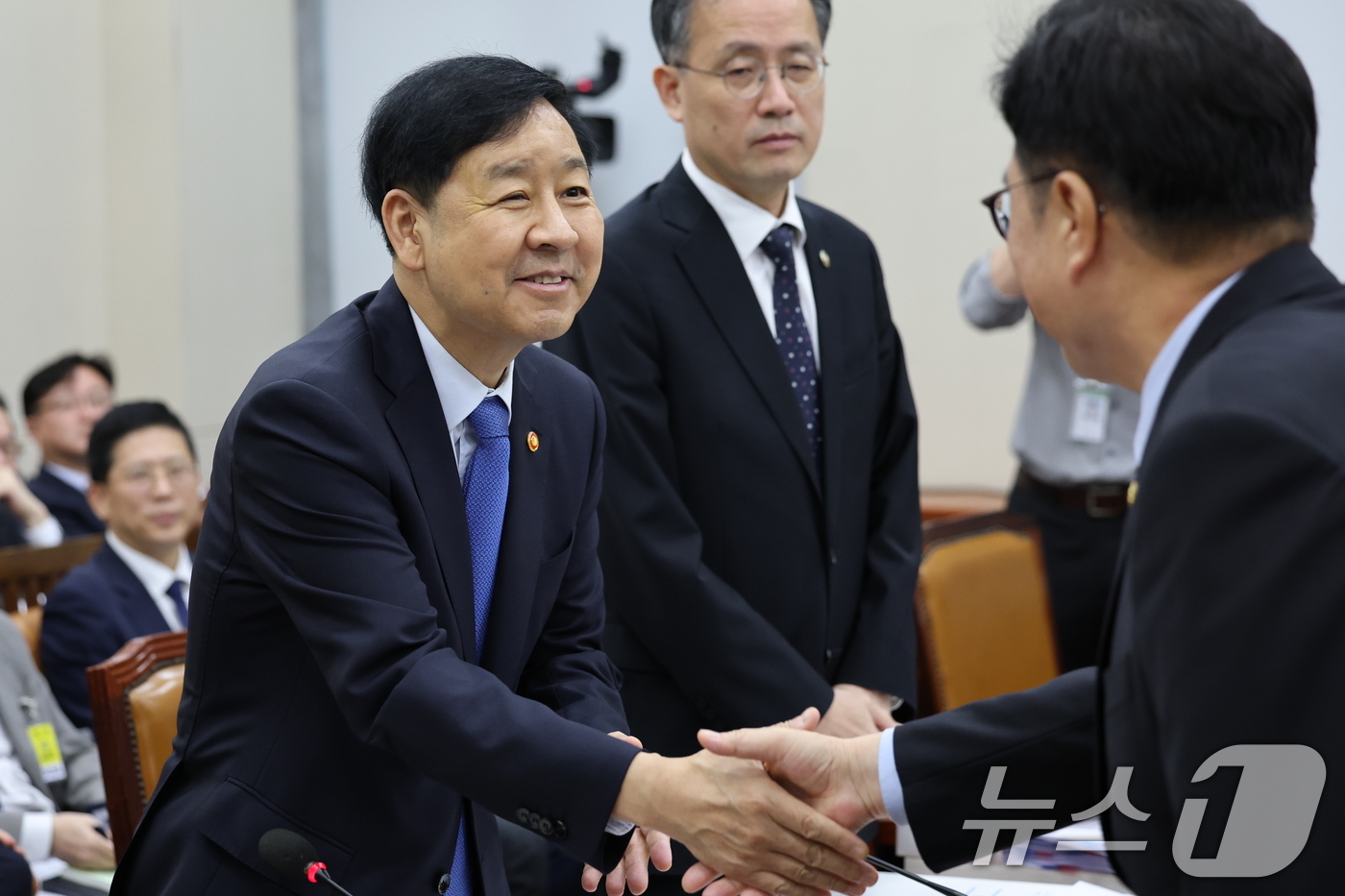 (서울=뉴스1) 이승배 기자 = 우원식 국회의장이 13일 서울 여의도 국회에서 열린 기획재정위원회 국정감사장을 찾아 구윤철 경제부총리 겸 기획재정부 장관과 인사하고 있다. 2025 …