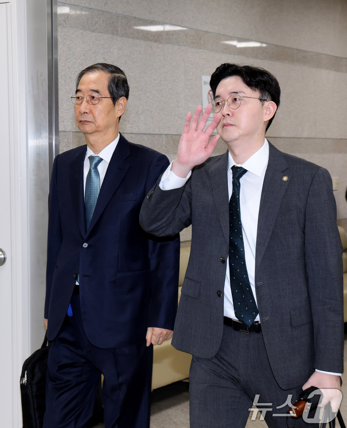 (서울=뉴스1) 구윤성 기자 = 한덕수 전 국무총리가 13일 오전 서울 서초구 서울중앙지법에서 열린 내란 우두머리 방조, 위증, 허위공문서 작성 및 행사 등 혐의 사건 재판에 출석 …