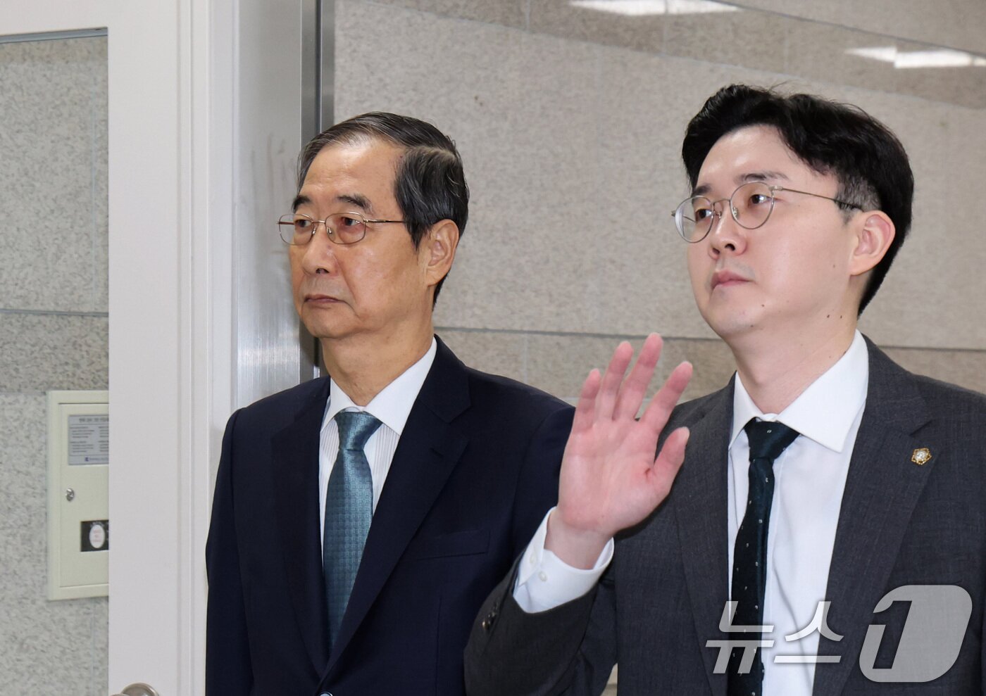 본문 이미지 - 한덕수 전 국무총리가 13일 오전 서울 서초구 서울중앙지법에서 열린 내란 우두머리 방조, 위증, 허위공문서 작성 및 행사 등 혐의 사건 재판에 출석하고 있다. &#40;공동취재&#41; 2025.12.13/뉴스1 ⓒ News1 구윤성 기자