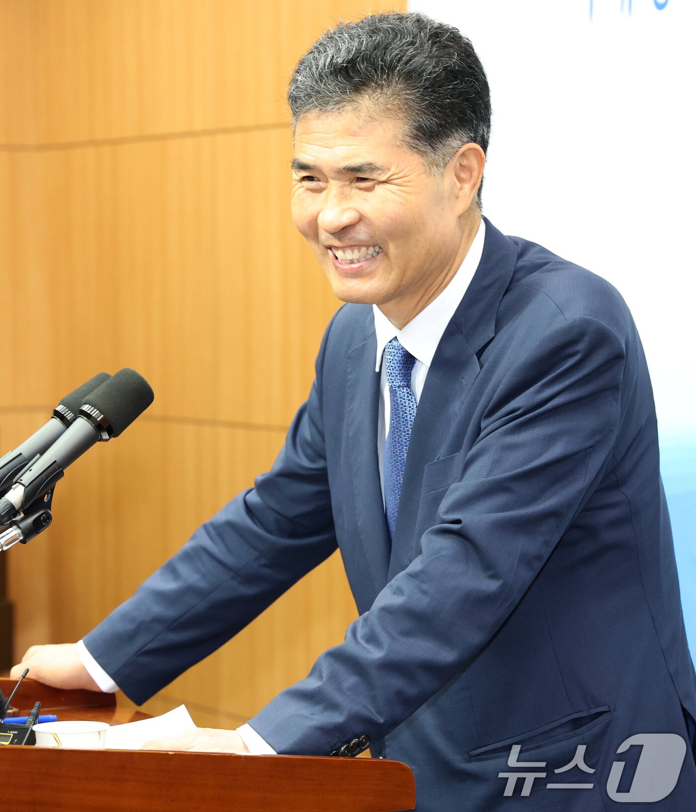 본문 이미지 - 이원택 더불어민주당 국회의원이 13일 전북 전주시 전북특별자치도의회에서 기자회견을 열고 전북도지사 출마 선언을 하고 있다. 2025.10.13/뉴스1 ⓒ News1 유경석 기자