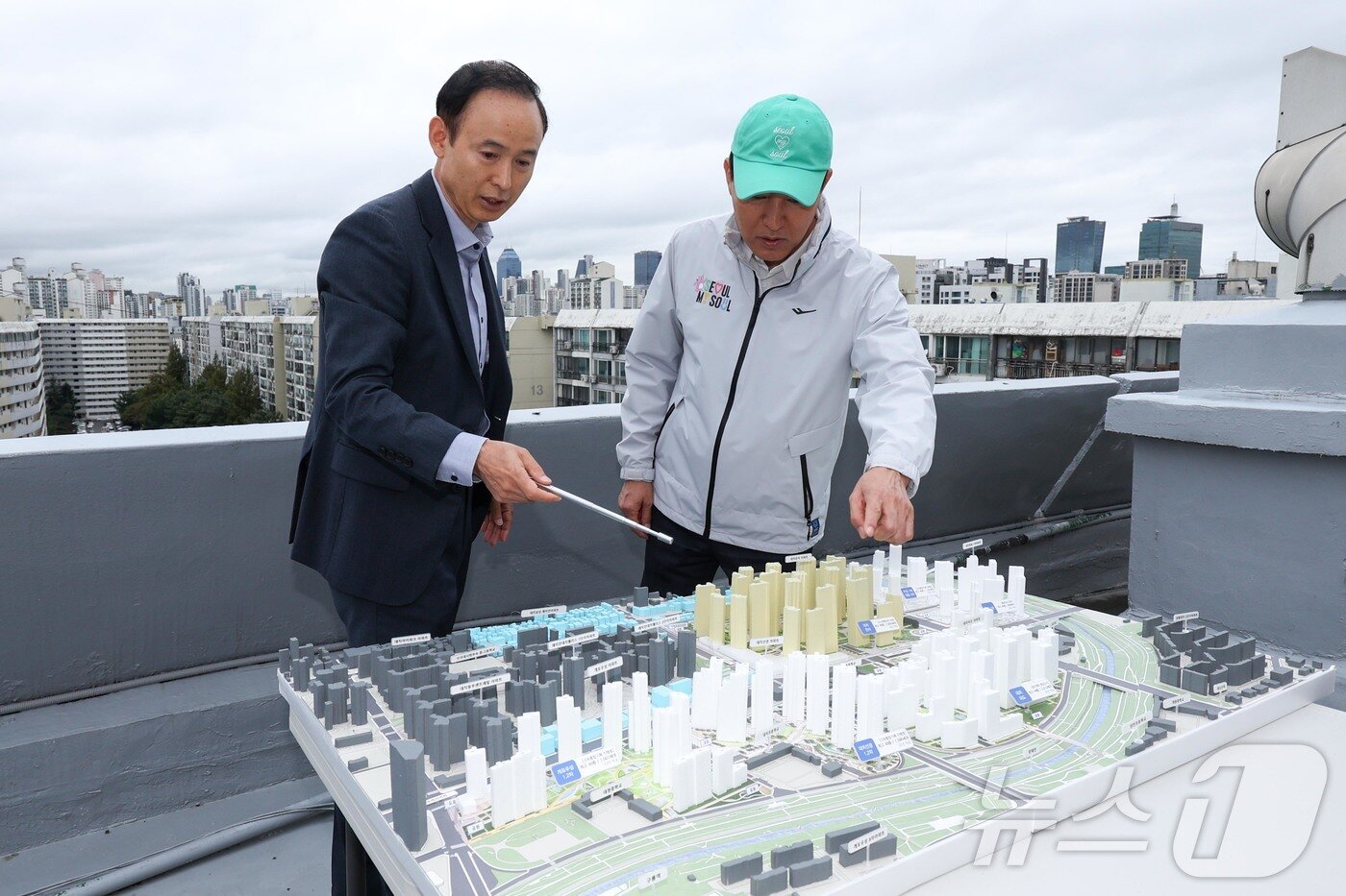 본문 이미지 - 오세훈 서울시장이 13일 재건축 정비계획 변경안이 통과돼 재건축 정비사업에 속도가 붙은 서울 강남구 은마아파트를 방문해 대치동 재건축 단지계획도를 보고 있다. &#40;공동취재&#41; 2025.10.13/뉴스1 ⓒ News1 오대일 기자