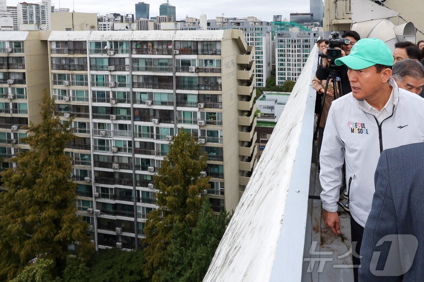 본문 이미지 - 오세훈 서울시장이 13일 재건축 정비계획 변경안이 통과돼 재건축 정비사업에 속도가 붙은 서울 강남구 은마아파트를 둘러보고 있다. &#40;공동취재&#41; 2025.10.13/뉴스1 ⓒ News1 오대일 기자