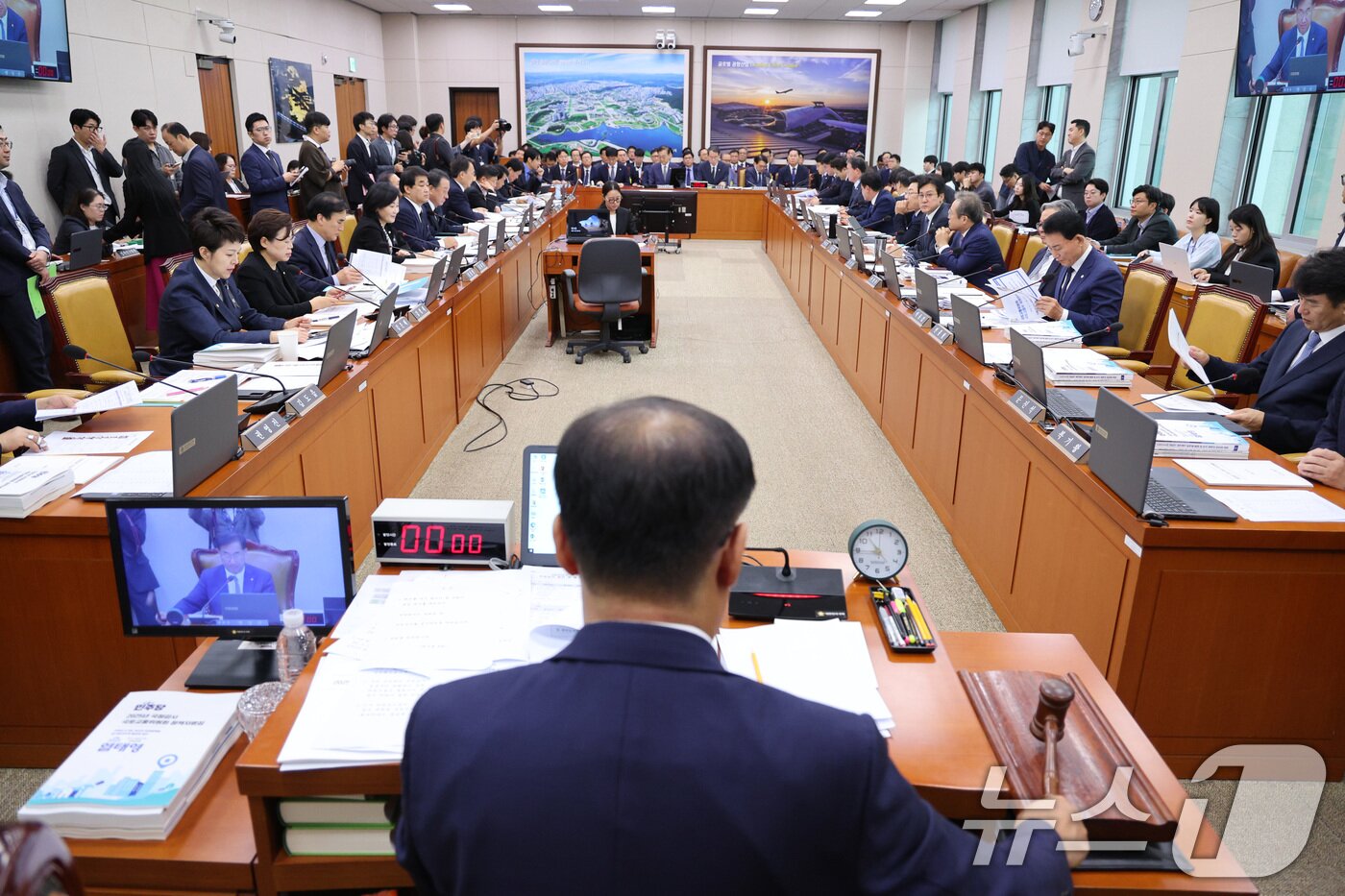 본문 이미지 - 서울 여의도 국회 국토교통위원회에서 열린 국토교통부 등에 대한 국정감사에서 맹성규 위원장이 의사봉을 두드리고 있다. (자료사진) /뉴스1 ⓒ News1 신웅수 기자