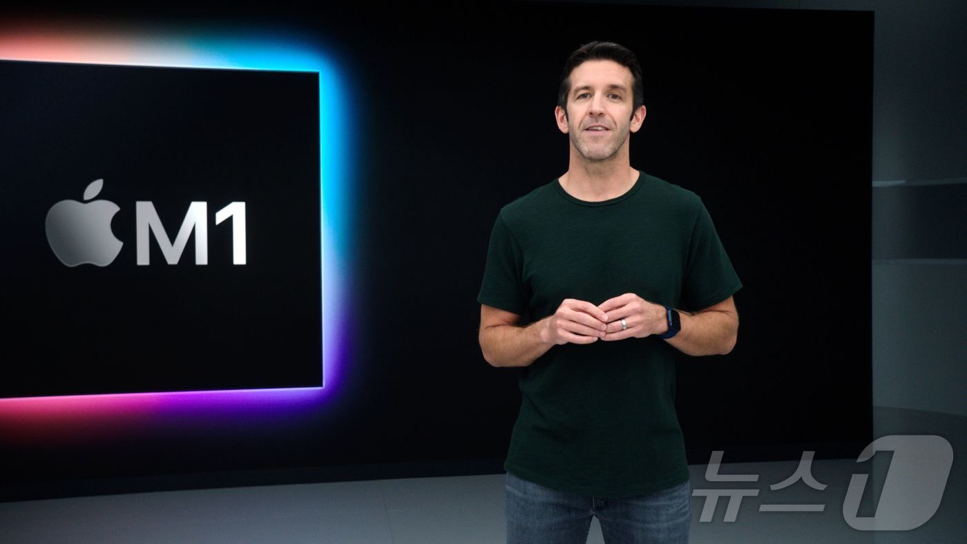 본문 이미지 - 존 터너스 애플 하드웨어 담당 수석 부사장이 2020년 캘리포니아주 쿠퍼티노에서 열린 특별 행사에서 M1 칩을 소개하고 있다. 2020.11.11 ⓒ 로이터=뉴스1 ⓒ News1 강민경 기자