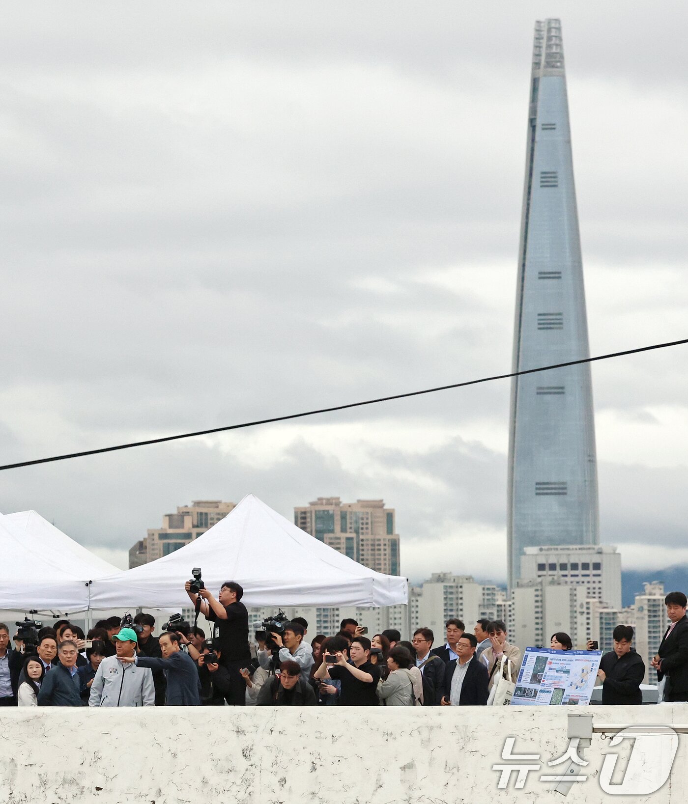 본문 이미지 - 오세훈 서울시장이 13일 오전 재건축 정비계획 변경안이 통과된 서울 강남구 대치동 은마아파트를 찾아 현장을 둘러보고 있다. 2025.10.13/뉴스1 ⓒ News1 오대일 기자