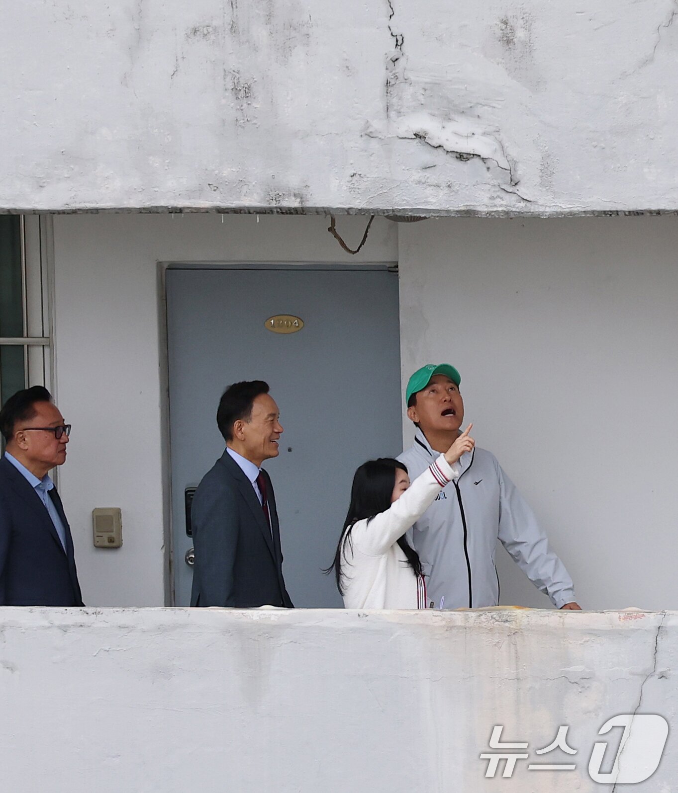 본문 이미지 - 오세훈 서울시장이 13일 오전 재건축 정비계획 변경안이 통과된 서울 강남구 대치동 은마아파트를 찾아 현장을 둘러보고 있다. 2025.10.13/뉴스1 ⓒ News1 오대일 기자