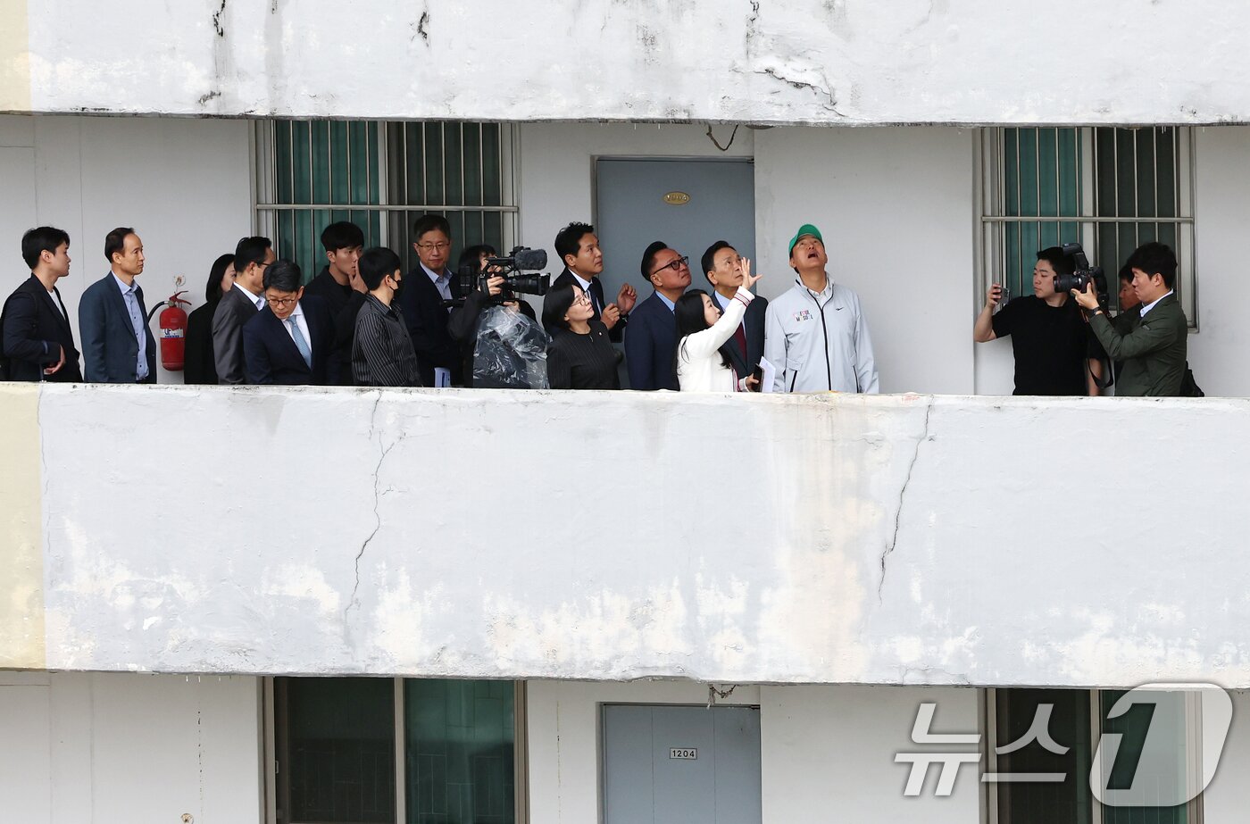 본문 이미지 - 오세훈 서울시장이 13일 오전 재건축 정비계획 변경안이 통과된 서울 강남구 대치동 은마아파트를 찾아 현장을 둘러보고 있다. 2025.10.13/뉴스1 ⓒ News1 오대일 기자