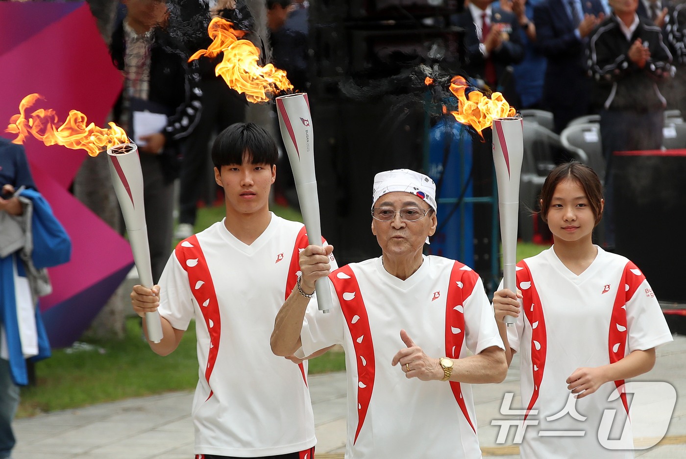 (부산=뉴스1) 윤일지 기자 = 13일 부산 연제구 부산시청 광장에서 열린 제106회 전국체육대회·제45회 전국장애인체육대회 성화 합화·출발식에서 성화 봉송 첫 주자들이 출발하고 …