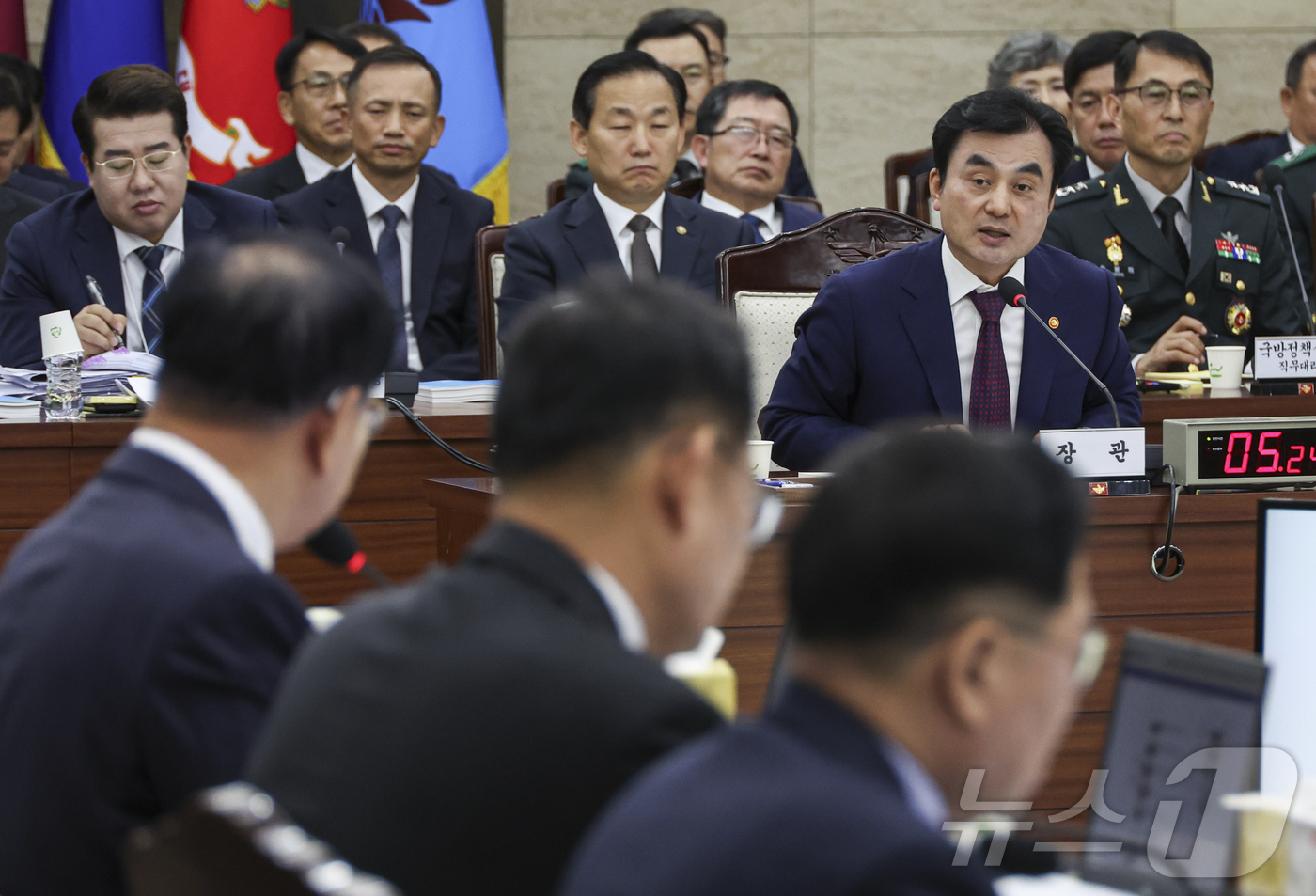 (서울=뉴스1) 국회사진기자단 = 이재명 정부 첫 국정감사가 시작된 13일 오전 서울 용산구 국방부 청사에서 열린 2025 국방부 국정감사에서 안규백 국방부 장관이 의원 질의에 답 …