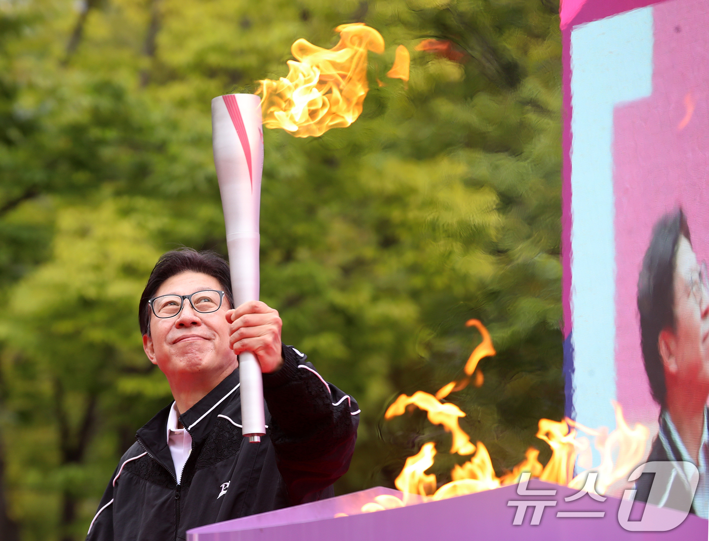 (부산=뉴스1) 윤일지 기자 = 박형준 부산시장이 13일 부산 연제구 부산시청 광장에서 열린 제106회 전국체육대회·제45회 전국장애인체육대회 성화 합화·출발식에서 성화 봉송 첫 …