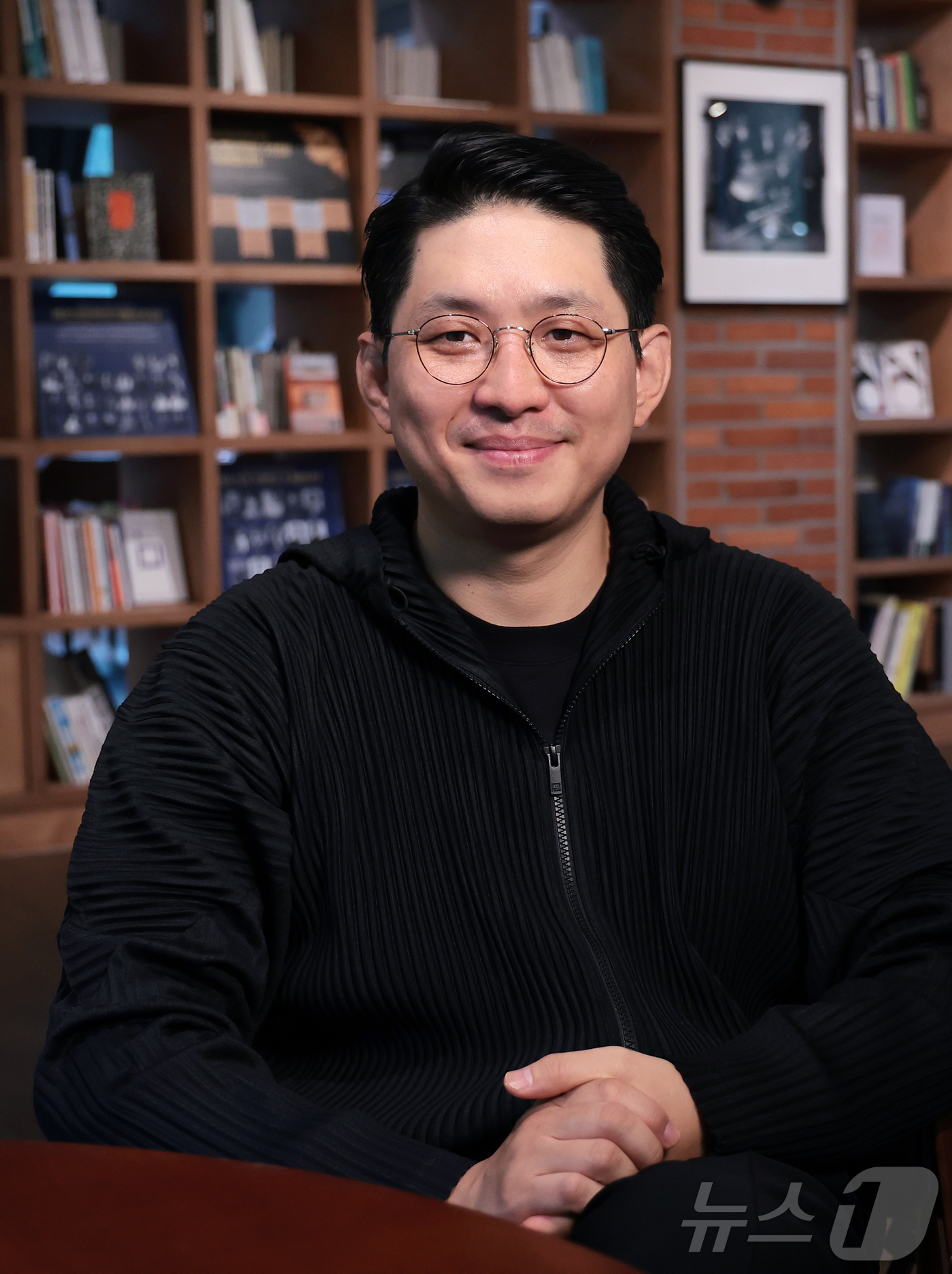 (서울=뉴스1) 권현진 기자 = 연극 연출가 겸 작곡가 구자하(41)가 13일 서울 종로구 예술가의집에서 열린 인터뷰에 앞서 포즈를 취하고 있다.그가 연출한 작품 ‘하리보 김치’는 …