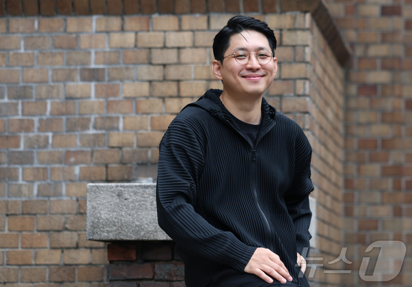 (서울=뉴스1) 권현진 기자 = 연극 연출가 겸 작곡가 구자하(41)가 13일 서울 종로구 예술가의집에서 열린 인터뷰에 앞서 포즈를 취하고 있다.그가 연출한 작품 ‘하리보 김치’는 …