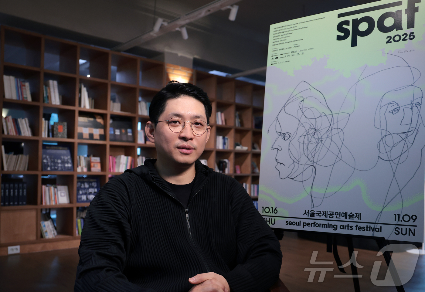 (서울=뉴스1) 권현진 기자 = 연극 연출가 겸 작곡가 구자하(41)가 13일 서울 종로구 예술가의집에서 열린 인터뷰에 앞서 포즈를 취하고 있다.그가 연출한 작품 ‘하리보 김치’는 …