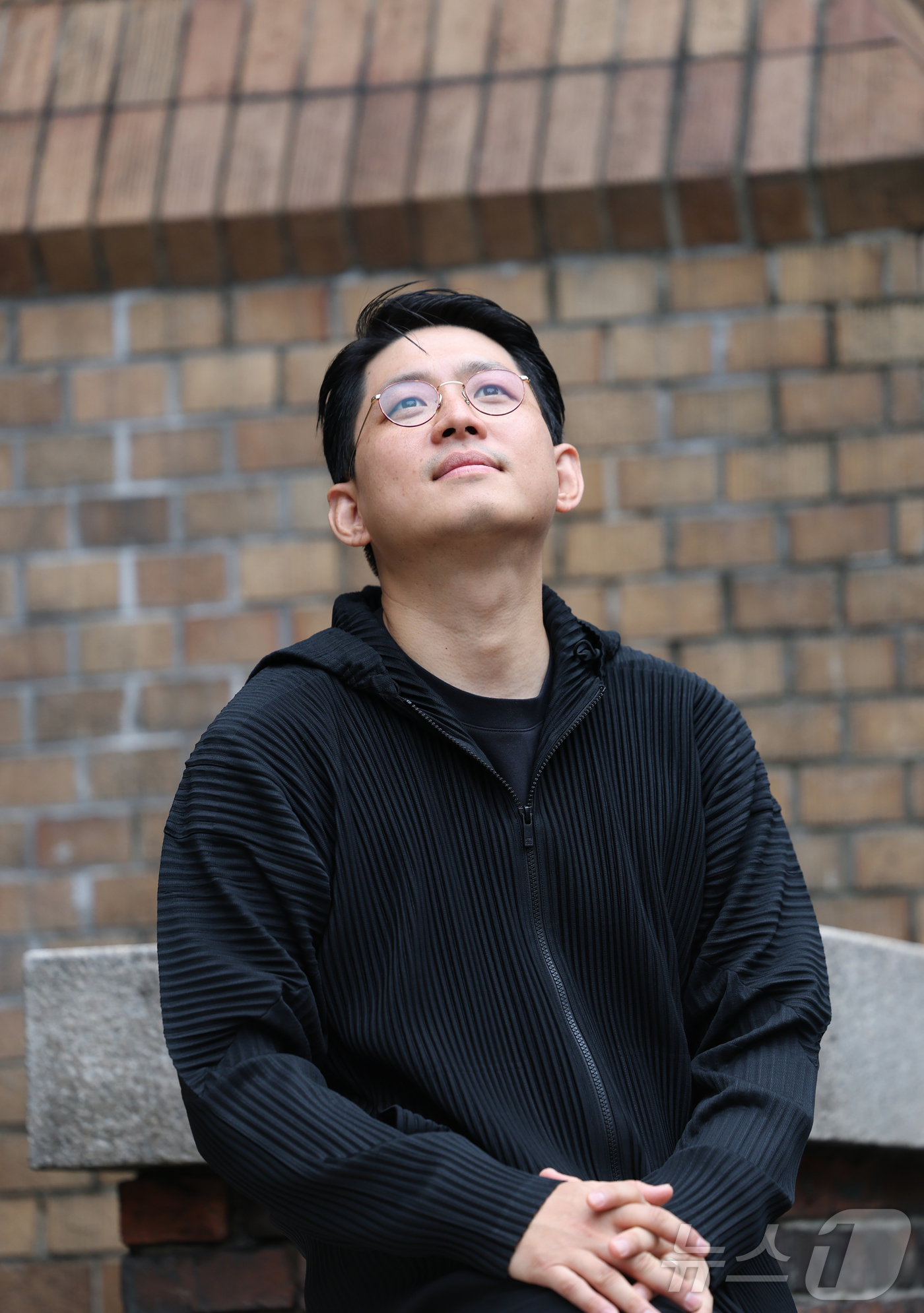 (서울=뉴스1) 권현진 기자 = 연극 연출가 겸 작곡가 구자하(41)가 13일 서울 종로구 예술가의집에서 열린 인터뷰에 앞서 포즈를 취하고 있다.그가 연출한 작품 ‘하리보 김치’는 …