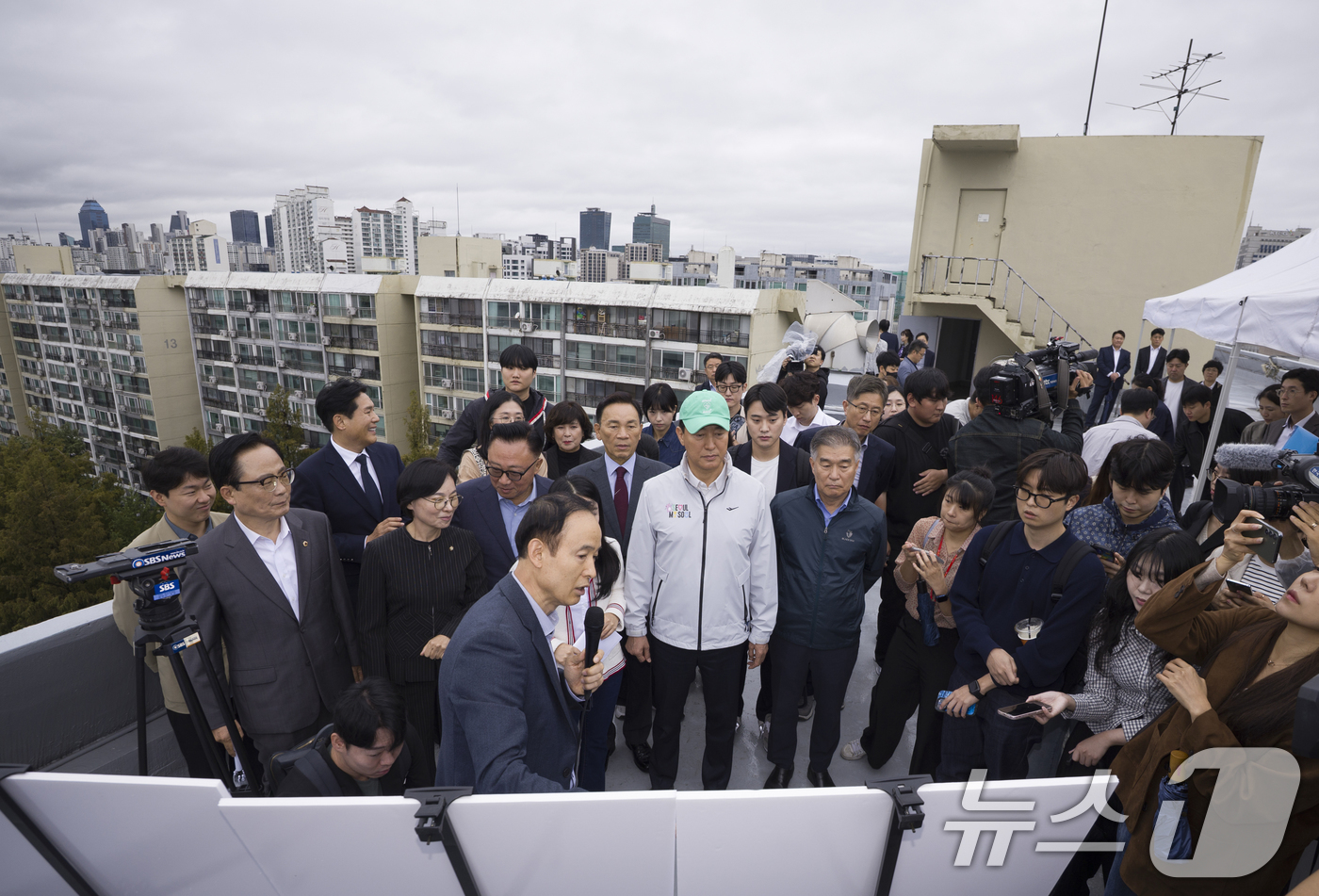 (서울=뉴스1) 오대일 기자 = 오세훈 서울시장이 13일 재건축 정비계획 변경안이 통과된 서울 강남구 대치 은마아파트를 찾아 명노준 서울시 건축기획관으로부터 재건축 사업계획안을 듣 …