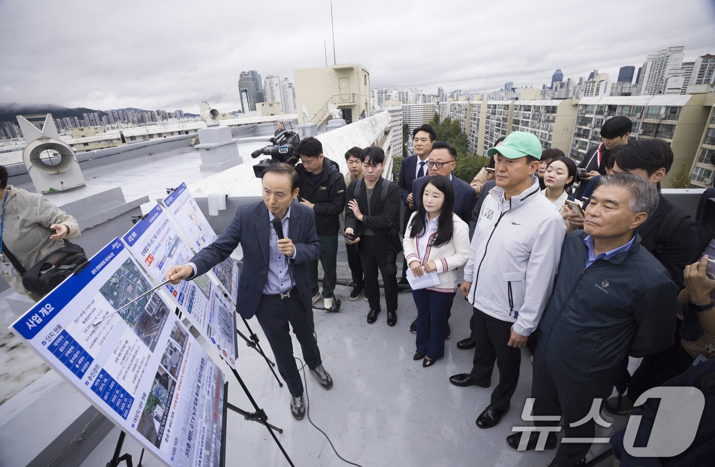 본문 이미지 - 오세훈 서울시장이 13일 재건축 정비계획 변경안이 통과된 서울 강남구 대치 은마아파트를 찾아 명노준 서울시 건축기획관으로부터 재건축 사업계획안을 듣고 있다. &#40;공동취재&#41; 2025.10.13/뉴스1 ⓒ News1 오대일 기자