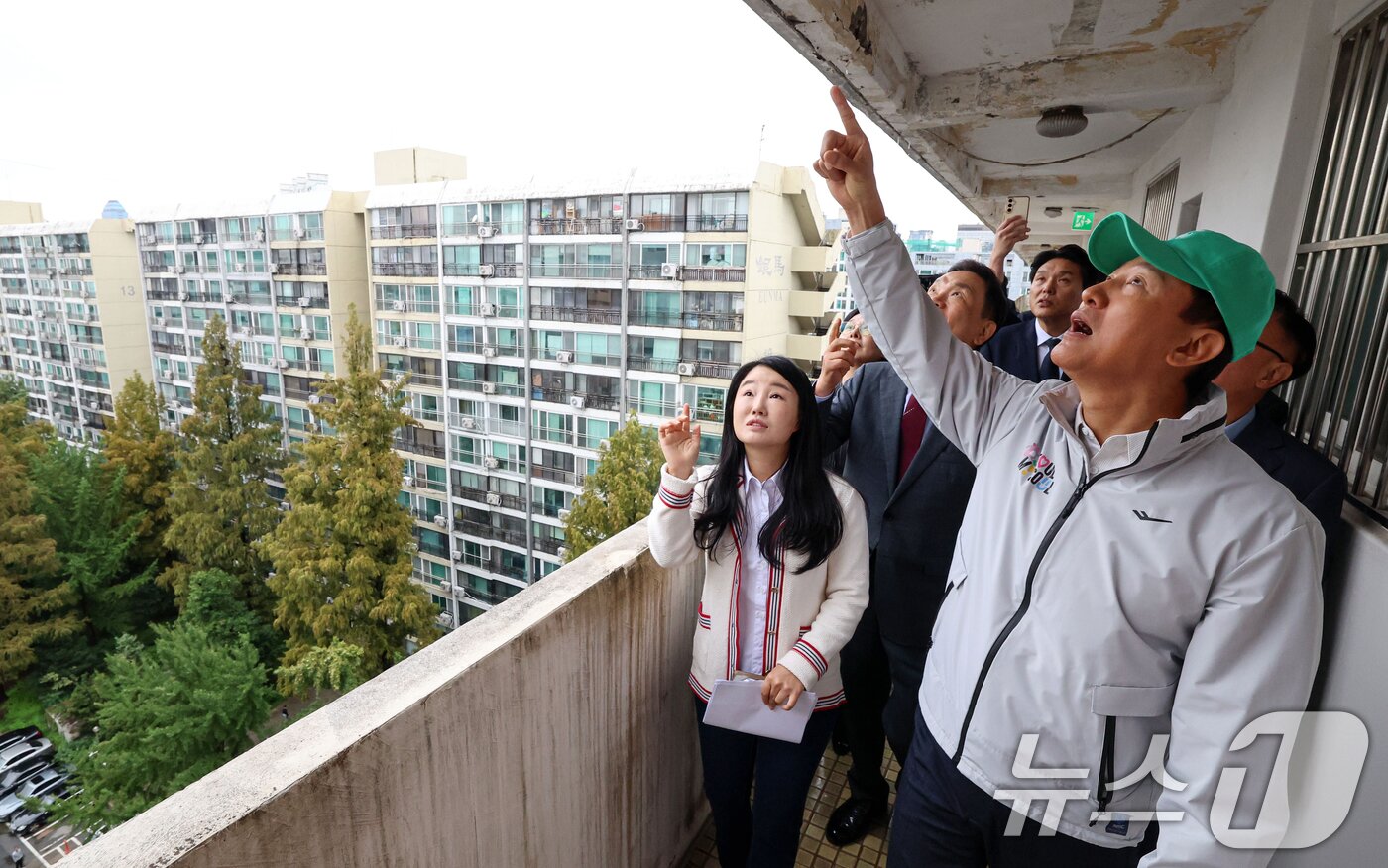 본문 이미지 - 오세훈 서울시장이 13일 오전 재건축 정비계획 변경안이 통과된 서울 강남구 대치동 은마아파트를 찾아 현장을 둘러보고 있다. &#40;공동취재&#41; 2025.10.13/뉴스1 ⓒ News1 오대일 기자