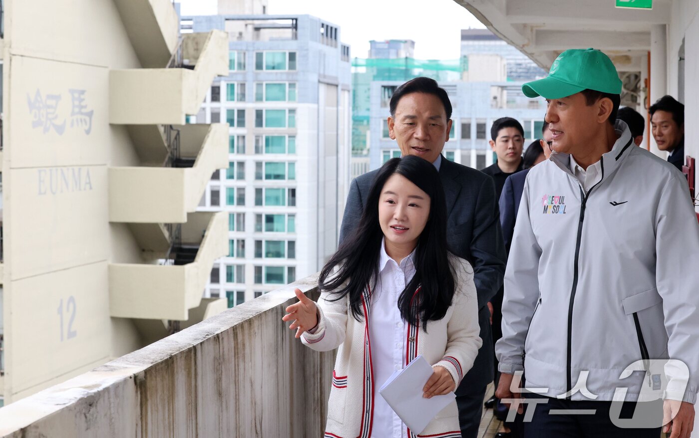 본문 이미지 - 오세훈 서울시장이 13일 오전 재건축 정비계획 변경안이 통과된 서울 강남구 대치동 은마아파트를 찾아 현장을 둘러보고 있다. &#40;공동취재&#41; 2025.10.13/뉴스1 ⓒ News1 오대일 기자