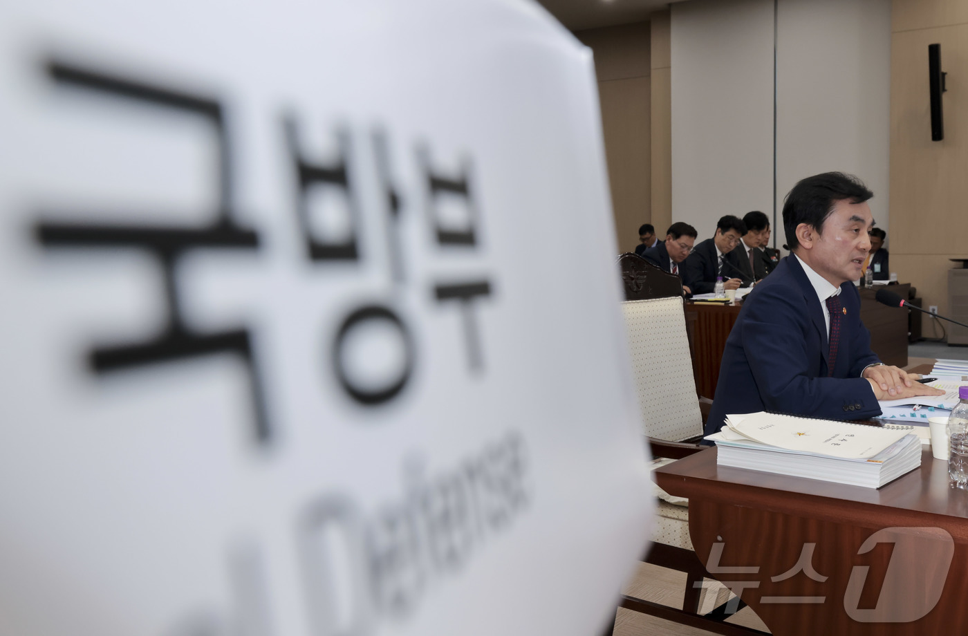 (서울=뉴스1) 국회사진기자단 = 2025 국정감사 첫날인 13일 서울 용산구 국방부 청사에서 열린 국방위원회의 국방부 등에 대한 국정감사에서 안규백 국방부 장관이 의원들의 질의에 …