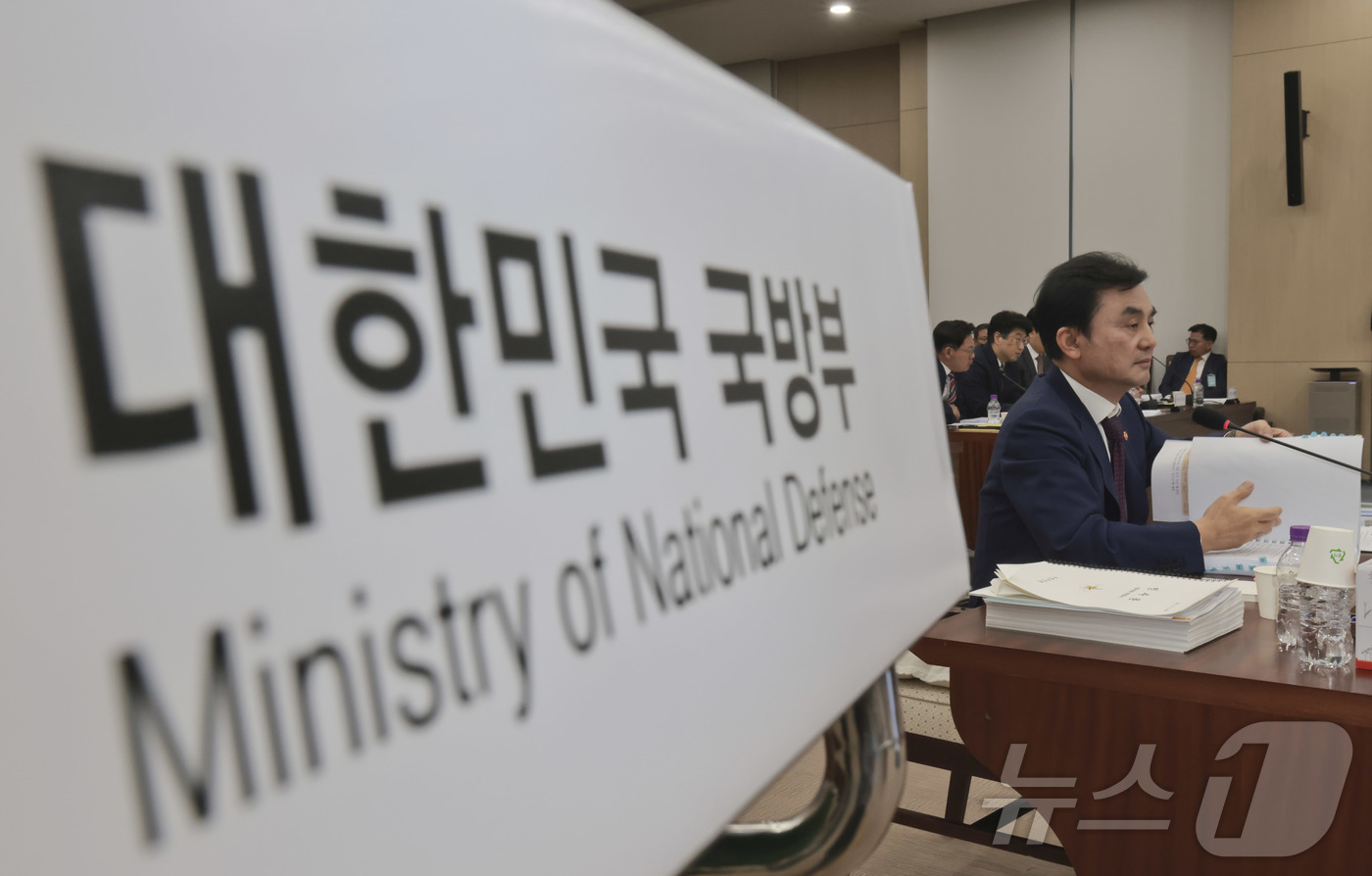 (서울=뉴스1) 국회사진기자단 = 2025 국정감사 첫날인 13일 서울 용산구 국방부 청사에서 열린 국방위원회의 국방부 등에 대한 국정감사에서 안규백 국방부 장관이 의원들의 질의에 …