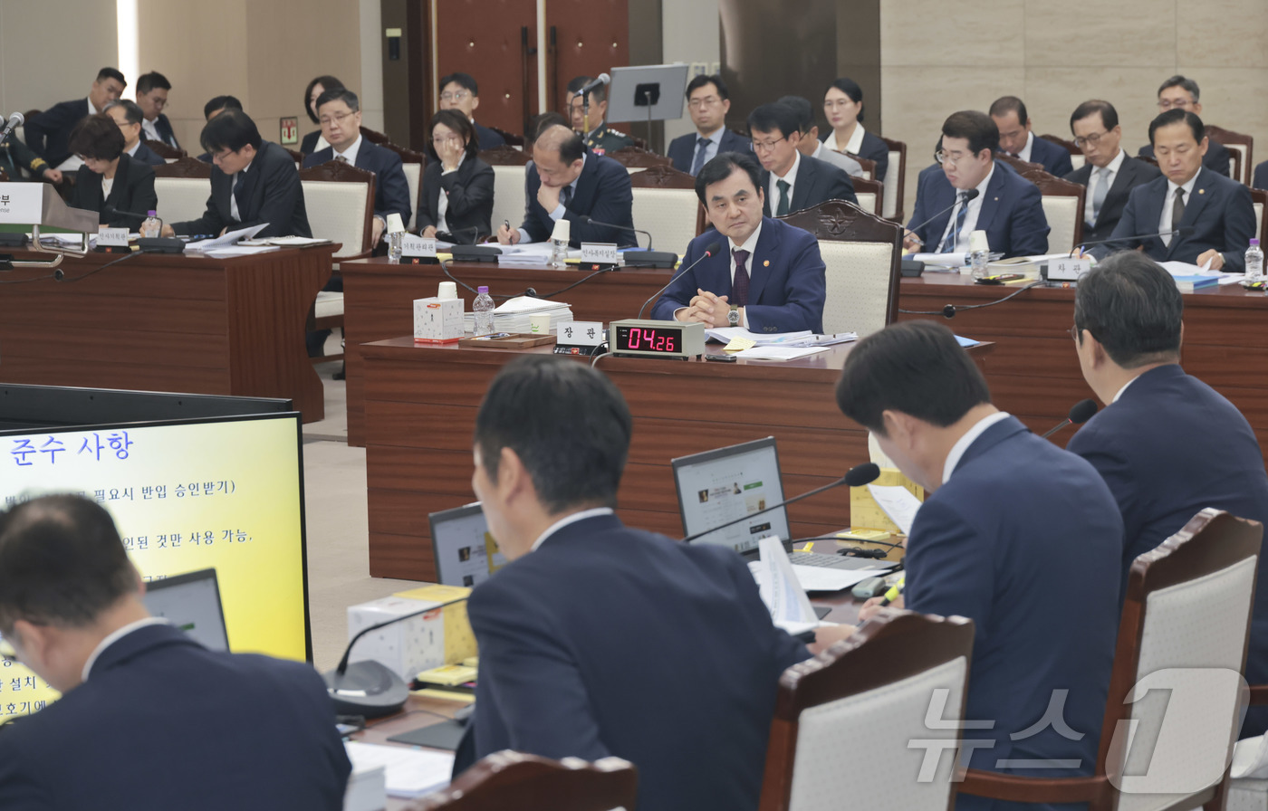 (서울=뉴스1) 국회사진기자단 = 2025 국정감사 첫날인 13일 서울 용산구 국방부 청사에서 열린 국방위원회의 국방부 등에 대한 국정감사에서 안규백 국방부 장관이 의원들의 질의에 …