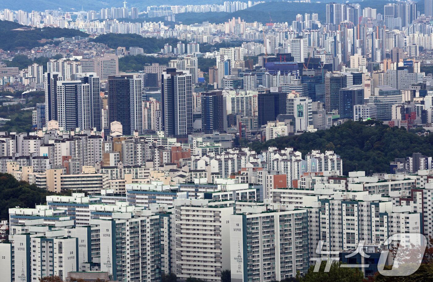본문 이미지 - 사진은 지난 13일 서울 남산에서 바라본 아파트 단지 모습. 2025.10.13/뉴스1 ⓒ News1 김명섭 기자