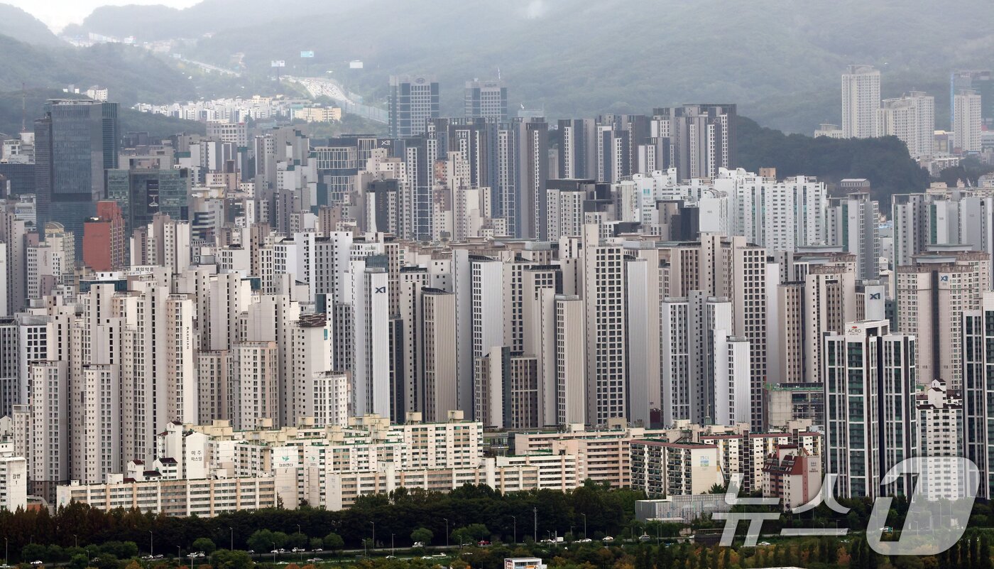 본문 이미지 - 서울 남산에서 바라본 아파트 단지 모습. 2025.10.13/뉴스1 ⓒ News1 김명섭 기자
