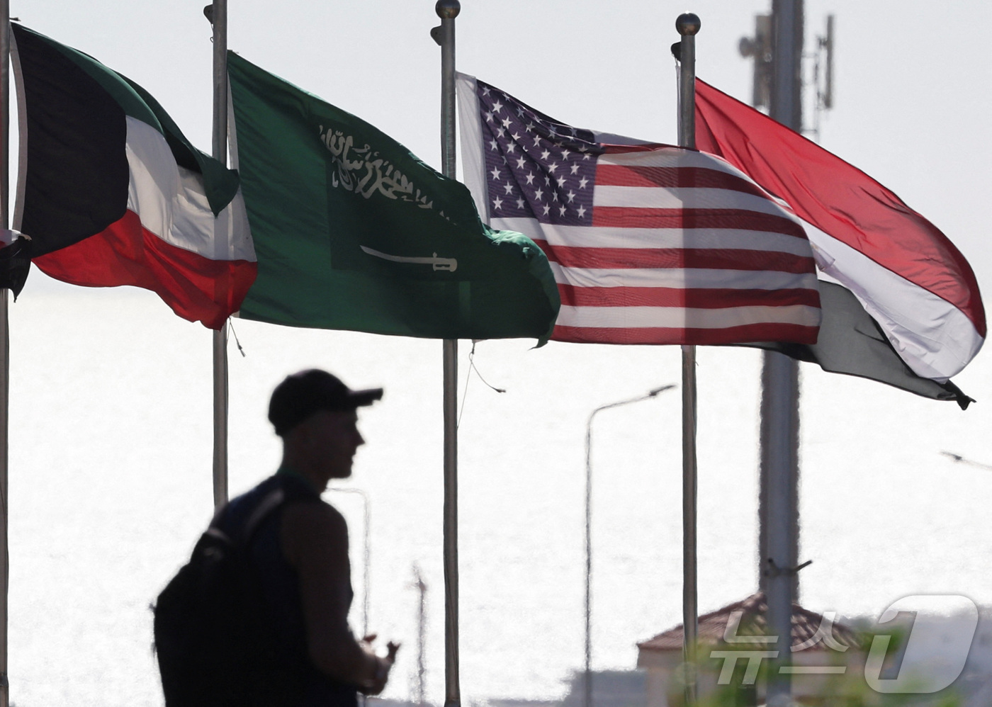 (샤름 엘셰이크 로이터=뉴스1) 윤다정 기자 = 가자지구 평화 회의가 열리는 이집트 샤름 엘셰이크에서 12일(현지시간) 쿠웨이트와 이집트, 사우디아라비아, 미국 국기가 휘날리고 있 …