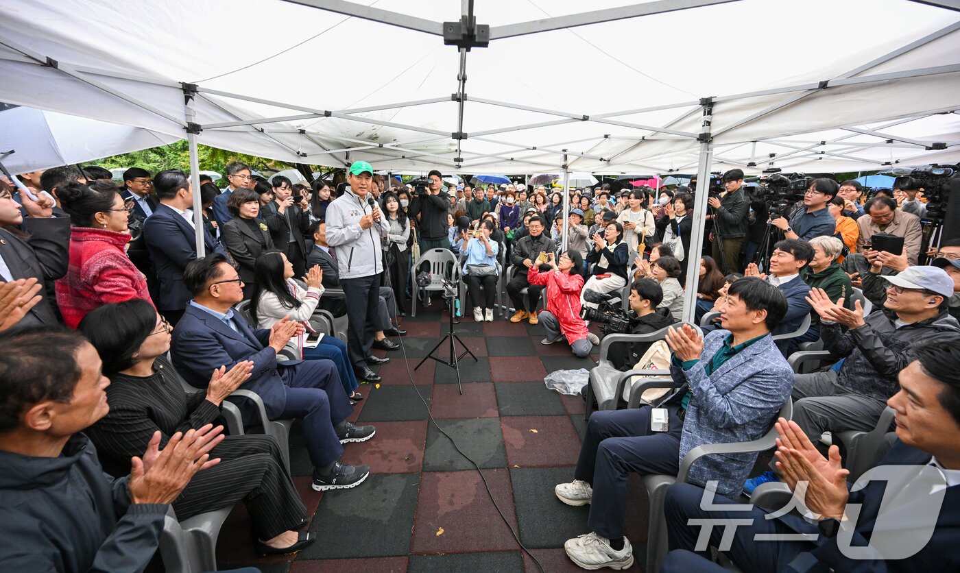 본문 이미지 - 오세훈 서울시장이 13일 오전 재건축 정비계획 변경안이 통과된 서울 강남구 대치동 은마아파트를 찾아 주민 간담회를 하고 있다. &#40;공동취재&#41; 2025.10.13/뉴스1 ⓒ News1 오대일 기자