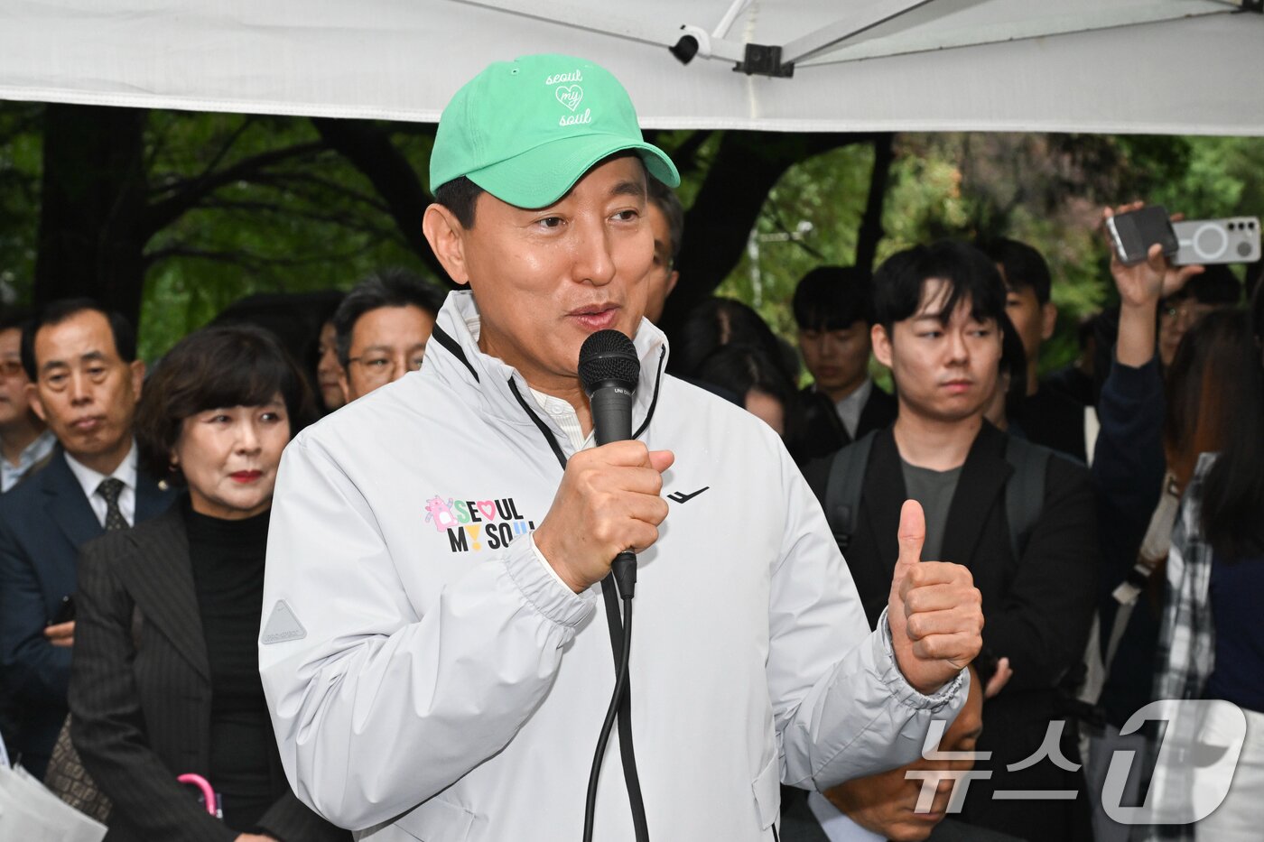 본문 이미지 - 오세훈 서울시장이 13일 오전 재건축 정비계획 변경안이 통과된 서울 강남구 대치동 은마아파트를 찾아 주민 간담회를 하고 있다. &#40;공동취재&#41; 2025.10.13/뉴스1 ⓒ News1 오대일 기자