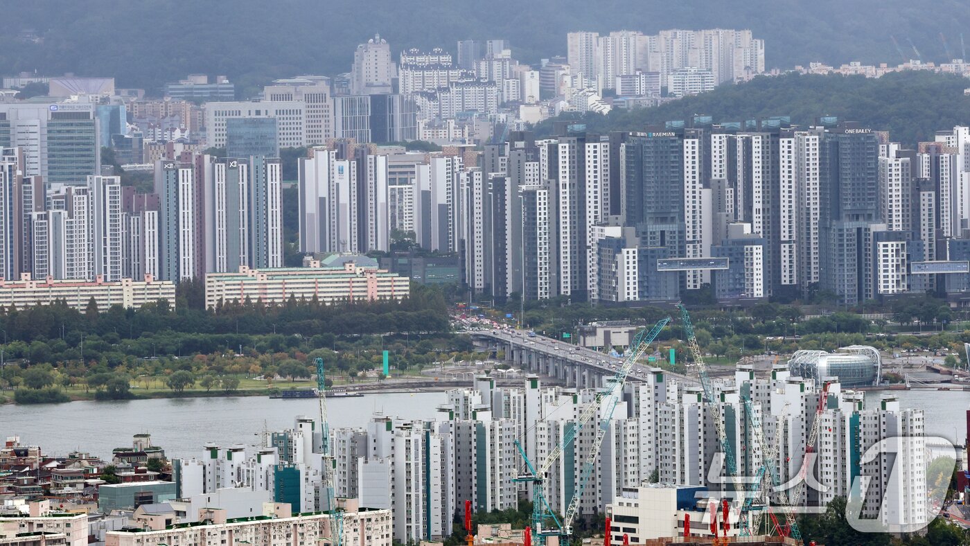 본문 이미지 - 서울 남산에서 바라본 아파트 단지 모습. 2025.10.13/뉴스1 ⓒ News1 김명섭 기자