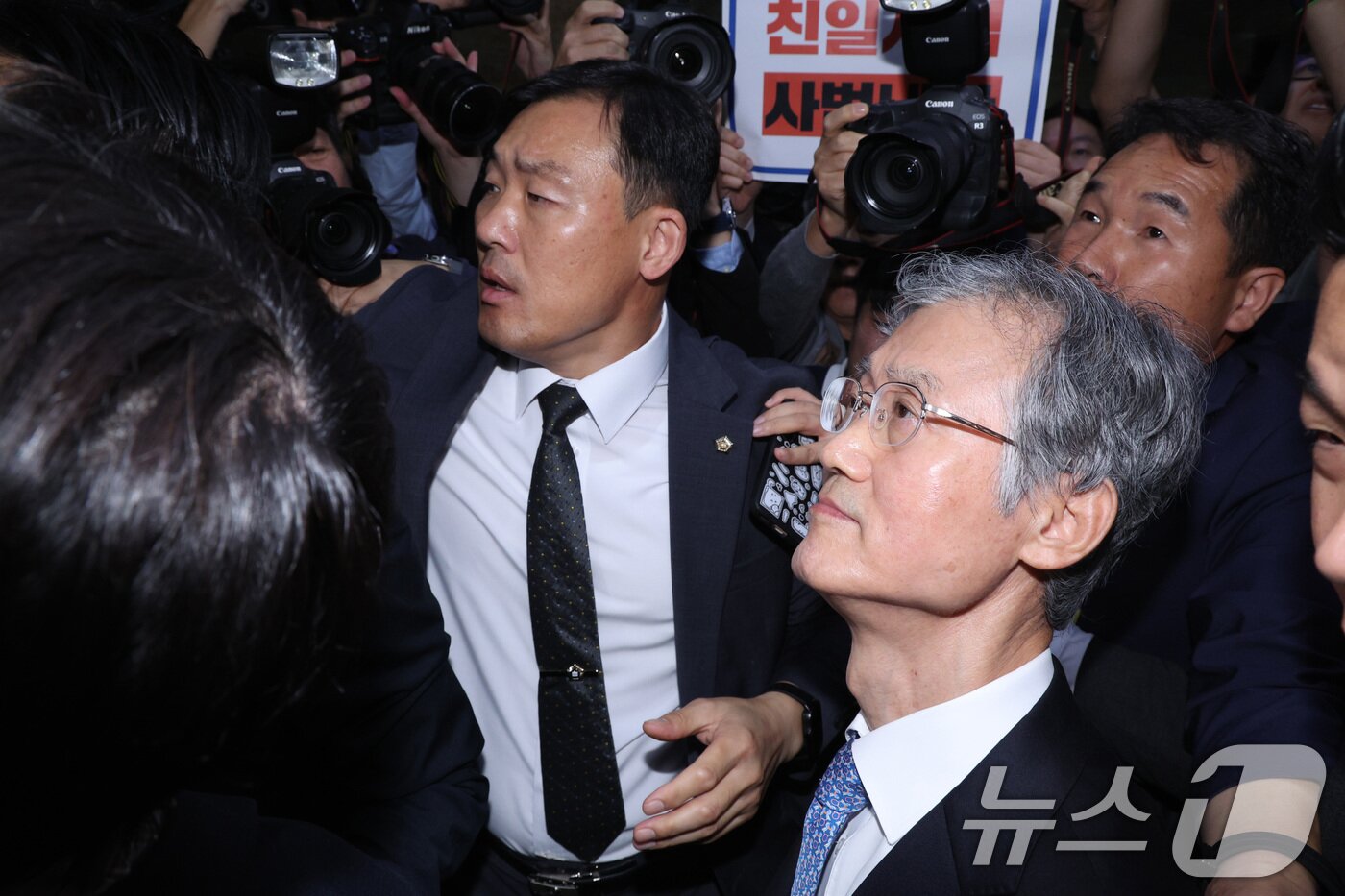 본문 이미지 - 조희대 대법원장이 지난 13일 서울 여의도 국회에서 열린 법제사법위원회의 대법원 등에 대한 국정감사가 정회되자 회의실을 나서고 있다. 2025.10.13/뉴스1 ⓒ News1 신웅수 기자