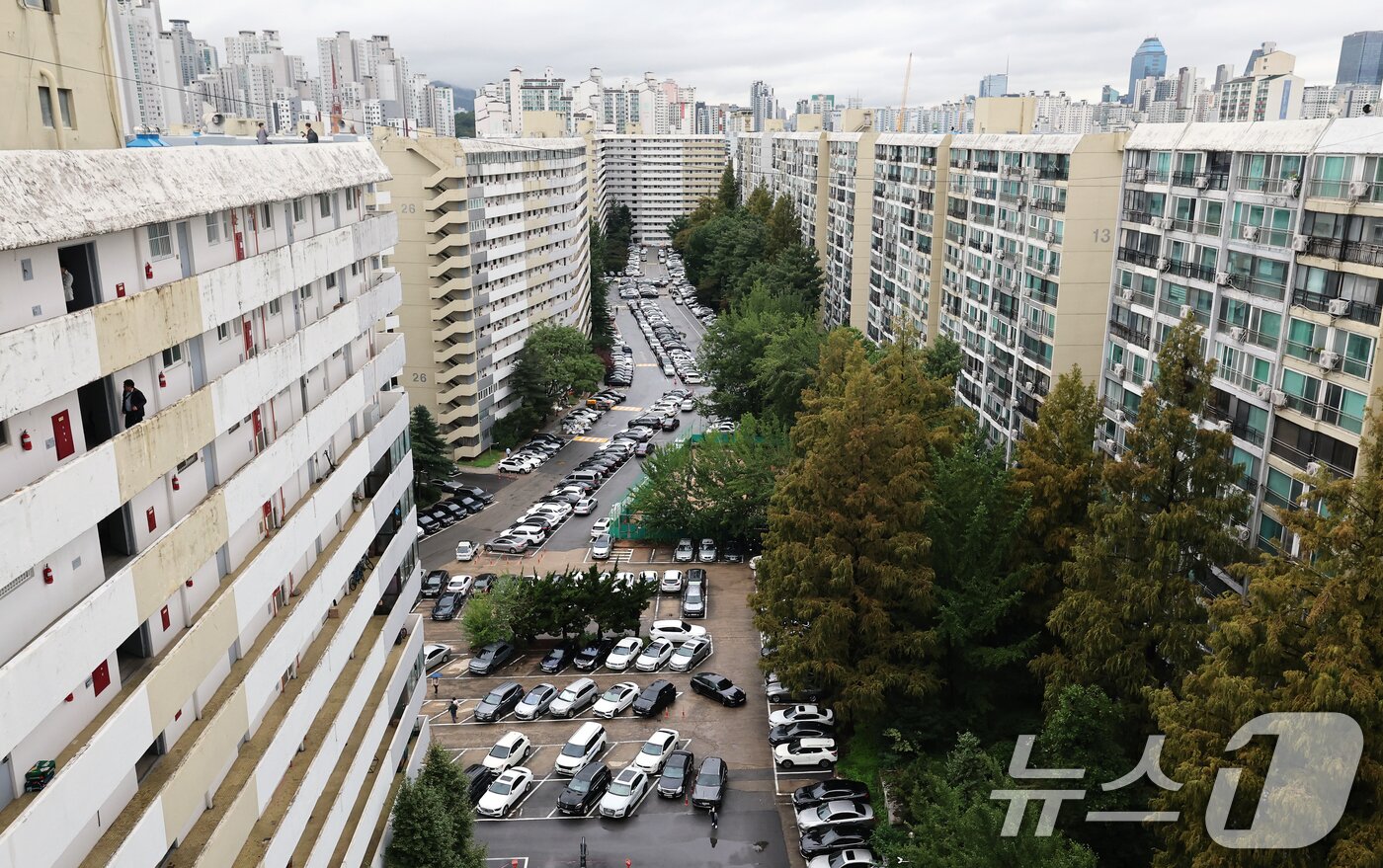 본문 이미지 - 서울 강남의 대표 재건축 단지인 은마아파트가 최고 49층, 5893가구 규모의 대단지로 새롭게 태어난다. 서울시는 정비사업 인허가 절차를 대폭 간소화한 &#39;신속통합기획&#39; 2.0&#39;을 은마아파트에 처음으로 적용해 사업 기간을 크게 단축할 계획이다. 사진은 13일 서울 강남구 대치동 은마아파트 모습. ⓒ News1 오대일 기자